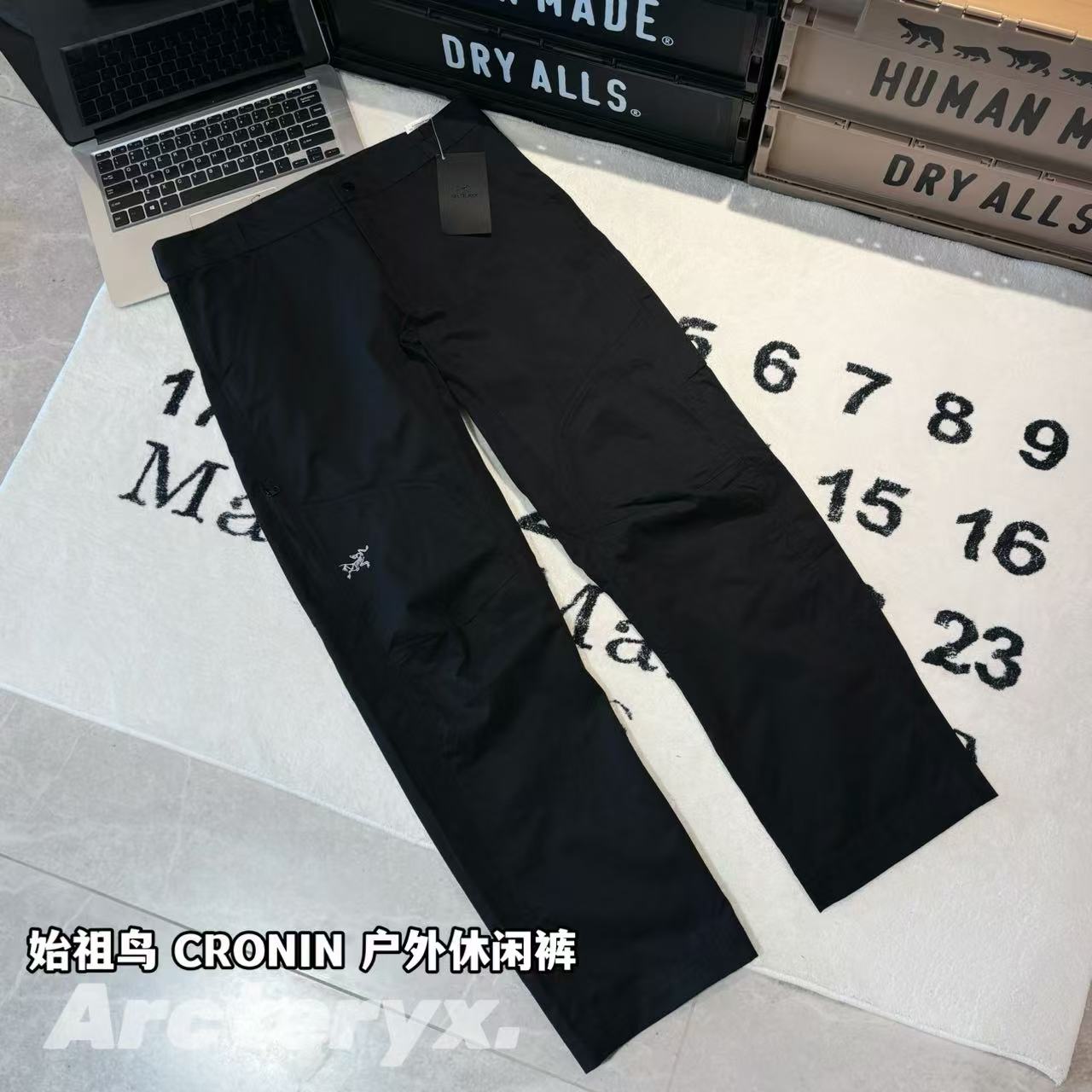 發130💰

-ARC'TERYX 祖鸟 CRONIN 户外休闲裤

-面料：采用原版一比一定织定染*61%棉+29%锦纶+10%氨纶的混纺材质。面料表面添加特氟龙涂层。

-辅料：原版拆解开发，一比一定制的小标，领标，水洗，吊牌，五金等等。

-工艺：原版分解，从裁剪，拼接，到缝制工艺完全原版一比一。部分压胶工艺。

-颜色：黑色 军绿

-尺码：30 32 34 36
      裤长     腰围     臀围     推荐尺码
30   100       78      114      120斤内
32   102       82       118      150斤内
34   104       86       122      180斤内
36   106       90       126      210斤内 