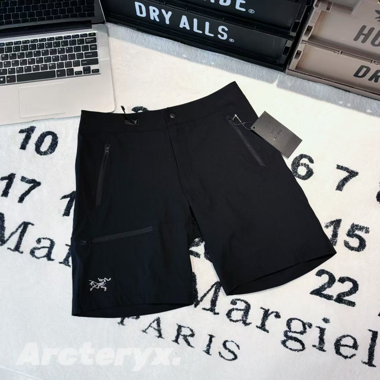 發110💰

-Arcteryx始祖鸟 GAMMA LIGHTWEIGHT Short 9"纯色Logo刺绣系扣直筒夏季中腰休闲短裤 

-面料：采用原版一比一定织定染*61%棉+29%锦纶+10%氨纶的混纺材质。面料表面添加特氟龙涂层。

-辅料：原版拆解开发，一比一定制的小标，领标，水洗，吊牌，五金等等。

-工艺：原版分解，从裁剪，拼接，到缝制工艺完全原版一比一。

-颜色：黑色 蓝色 绿色

-尺码：30 32 34 36
      裤长     腰围     臀围     推荐尺码
30   47       80       108      120斤内
32   49       84       112      150斤内
34   34       88       116      180斤内
36   36       92       120      210斤内 