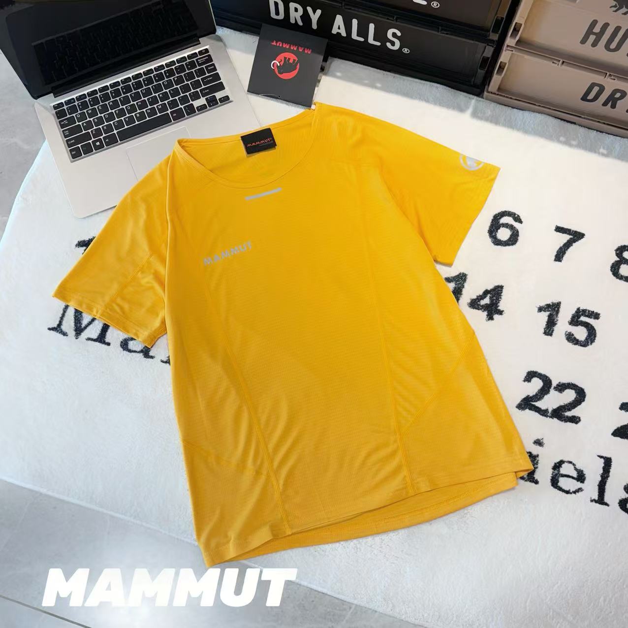 發85💰

-MAMMUT猛犸象Aenergy男士户外登山运动HeiQ Fresh速干短袖 

-面料：采用原版一比一定织定染速干面料。

-辅料：原版拆解开发，一比一定制的小标，领标，水洗，吊牌，五金等等。3M反光条。

-工艺：原版分解，从裁剪，拼接，到缝制工艺完全原版一比一。

-颜色：黑色 橙色

-尺码：M L XL XXL XXXL
      衣长     肩宽     胸围     推荐尺码 
M    67       46        108      120斤内 
L     69       47        112       140斤内 
XL   71       48         116      160斤内
XXL 73      49          120      180斤内
3XL 75      50          124      200斤内