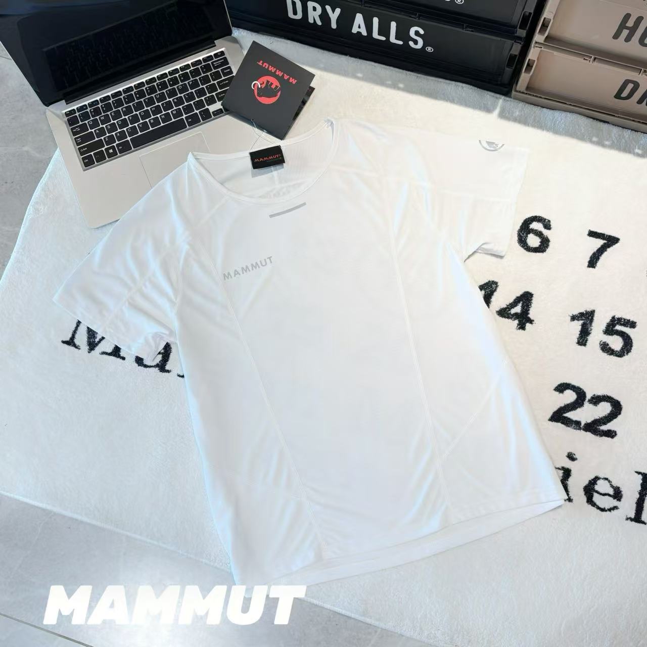 發85💰

-MAMMUT猛犸象Aenergy男士户外登山运动HeiQ Fresh速干短袖 

-面料：采用原版一比一定织定染速干面料。

-辅料：原版拆解开发，一比一定制的小标，领标，水洗，吊牌，五金等等。3M反光条。

-工艺：原版分解，从裁剪，拼接，到缝制工艺完全原版一比一。

-颜色：黑色 橙色

-尺码：M L XL XXL XXXL
      衣长     肩宽     胸围     推荐尺码 
M    67       46        108      120斤内 
L     69       47        112       140斤内 
XL   71       48         116      160斤内
XXL 73      49          120      180斤内
3XL 75      50          124      200斤内