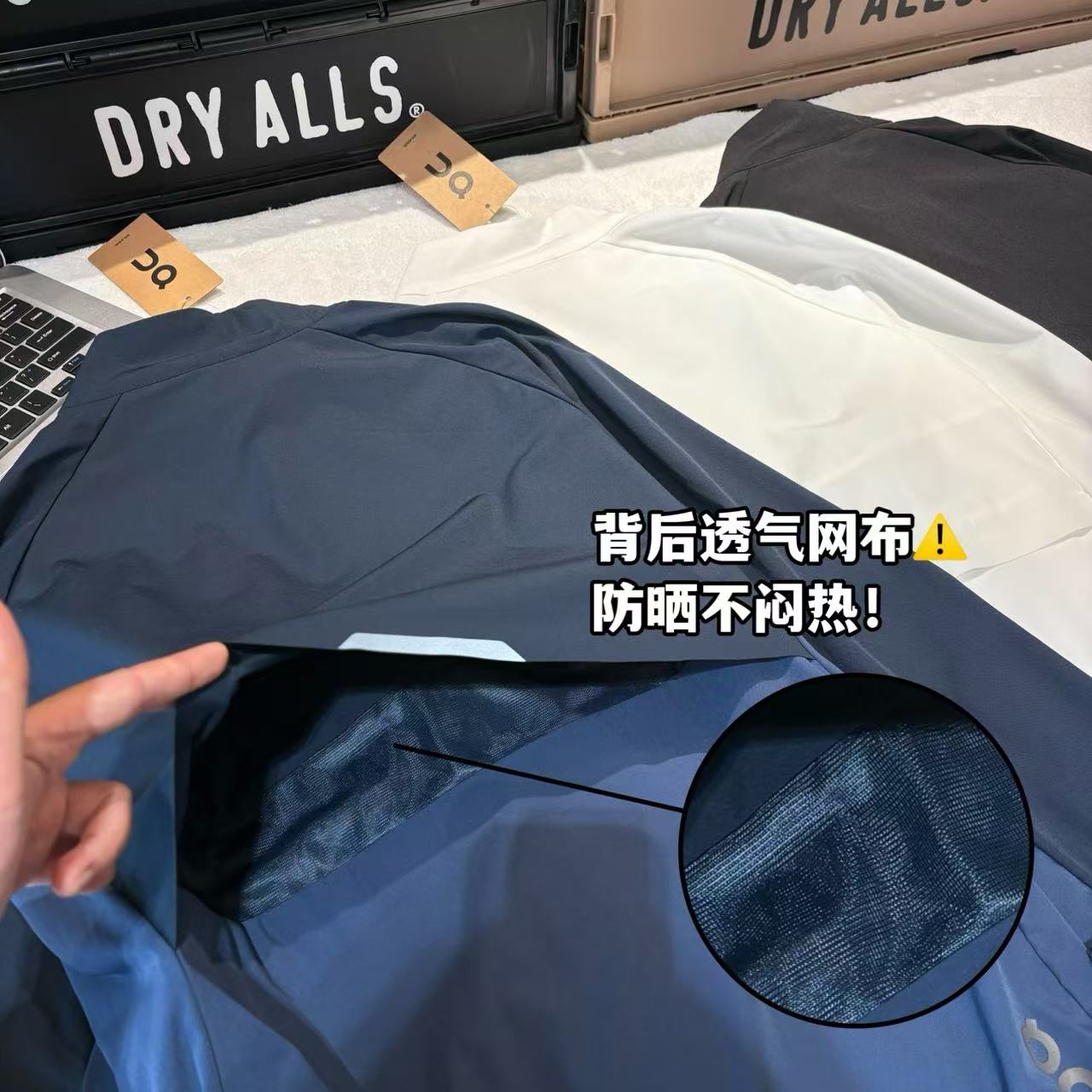 發145💰

-ON昂跑 Weather Jacket Insulated 男款轻量压胶工艺跑步夹克防晒服 

-面料：采用原版一比一定织定染速干防晒面料。

-辅料：原版拆解开发，一比一定制的小标，领标，水洗，吊牌，五金等等。3M反光条。

-工艺：原版分解，从裁剪，拼接，到缝制工艺完全原版一比一。前后压胶工艺。

-颜色：黑色 白色  藏青

-尺码：M L XL XXL XXXL
      衣长     肩宽     胸围     推荐尺码 
M    67       46        108      120斤内 
L     69       47        112       140斤内 
XL   71        48        116      160斤内
XXL 73       49         120      180斤内
3XL 75       50         124      200斤内