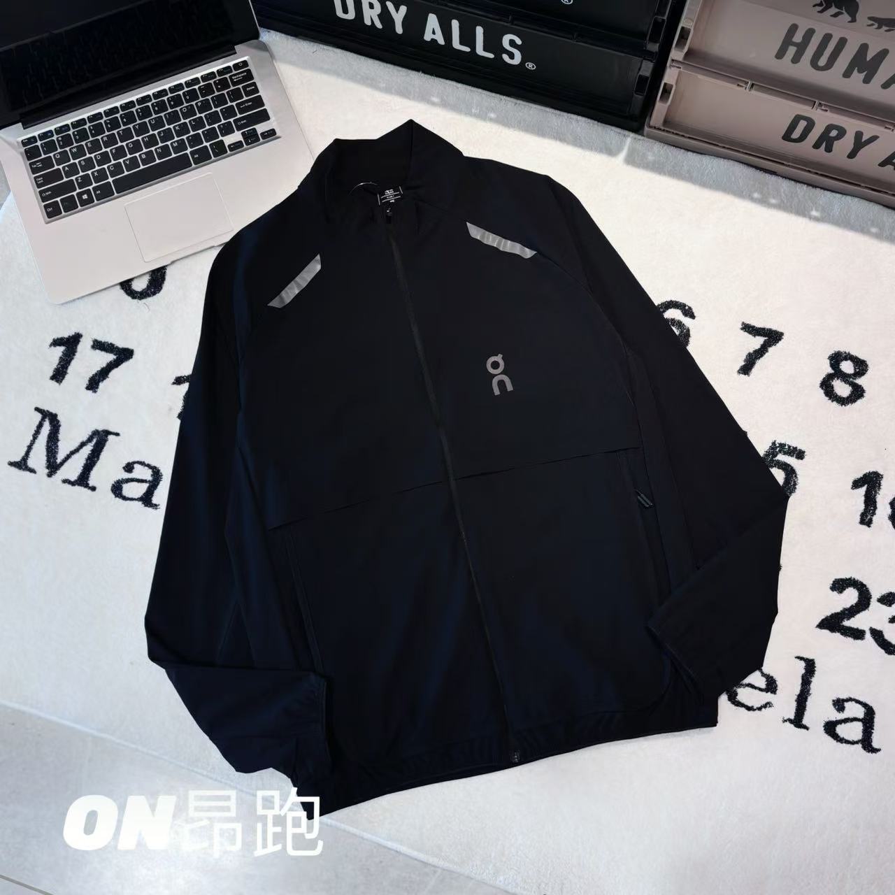 發145💰

-ON昂跑 Weather Jacket Insulated 男款轻量压胶工艺跑步夹克防晒服 

-面料：采用原版一比一定织定染速干防晒面料。

-辅料：原版拆解开发，一比一定制的小标，领标，水洗，吊牌，五金等等。3M反光条。

-工艺：原版分解，从裁剪，拼接，到缝制工艺完全原版一比一。前后压胶工艺。

-颜色：黑色 白色  藏青

-尺码：M L XL XXL XXXL
      衣长     肩宽     胸围     推荐尺码 
M    67       46        108      120斤内 
L     69       47        112       140斤内 
XL   71        48        116      160斤内
XXL 73       49         120      180斤内
3XL 75       50         124      200斤内