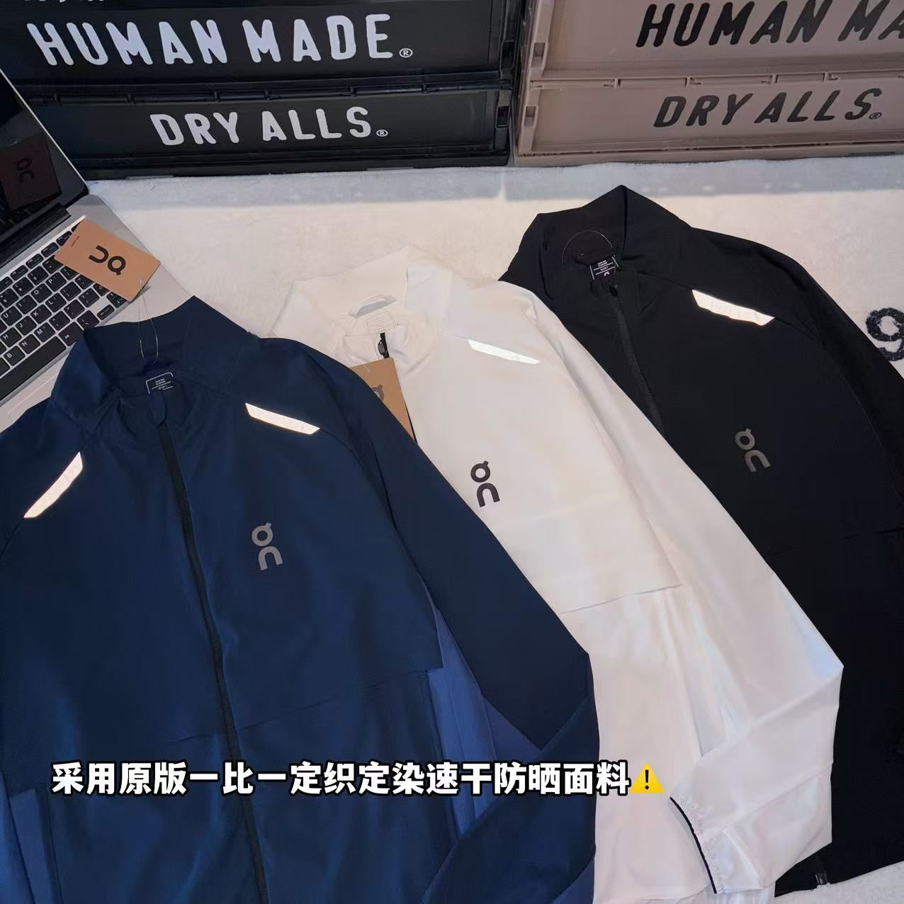 發145💰

-ON昂跑 Weather Jacket Insulated 男款轻量压胶工艺跑步夹克防晒服 

-面料：采用原版一比一定织定染速干防晒面料。

-辅料：原版拆解开发，一比一定制的小标，领标，水洗，吊牌，五金等等。3M反光条。

-工艺：原版分解，从裁剪，拼接，到缝制工艺完全原版一比一。前后压胶工艺。

-颜色：黑色 白色  藏青

-尺码：M L XL XXL XXXL
      衣长     肩宽     胸围     推荐尺码 
M    67       46        108      120斤内 
L     69       47        112       140斤内 
XL   71        48        116      160斤内
XXL 73       49         120      180斤内
3XL 75       50         124      200斤内