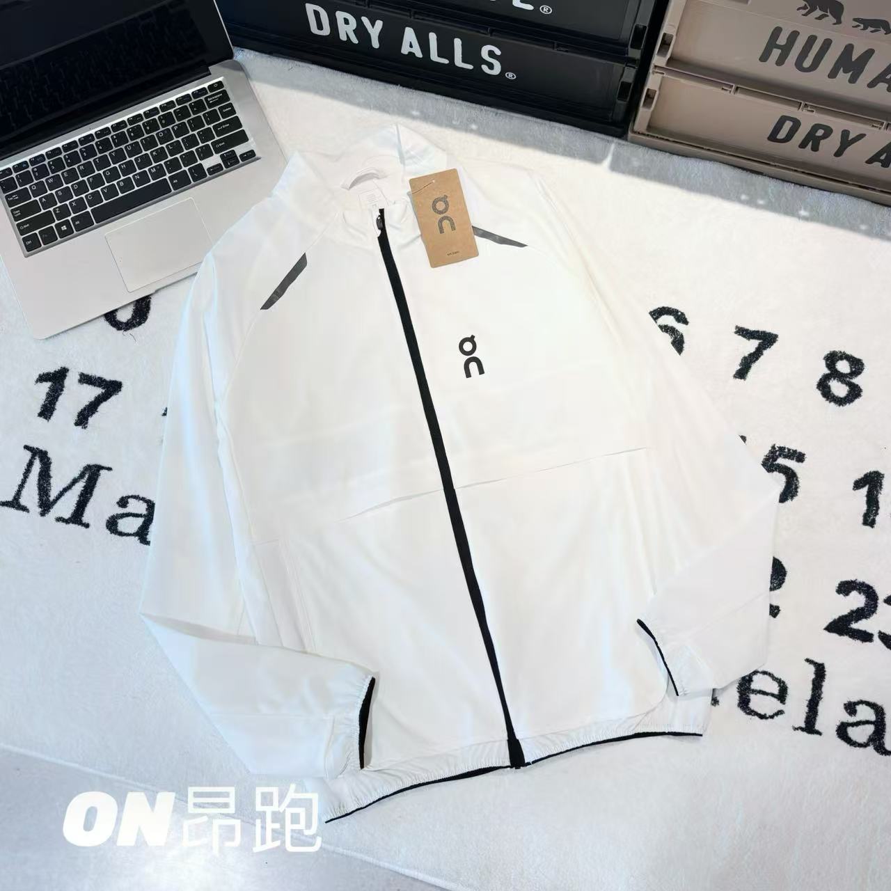 發145💰

-ON昂跑 Weather Jacket Insulated 男款轻量压胶工艺跑步夹克防晒服 

-面料：采用原版一比一定织定染速干防晒面料。

-辅料：原版拆解开发，一比一定制的小标，领标，水洗，吊牌，五金等等。3M反光条。

-工艺：原版分解，从裁剪，拼接，到缝制工艺完全原版一比一。前后压胶工艺。

-颜色：黑色 白色  藏青

-尺码：M L XL XXL XXXL
      衣长     肩宽     胸围     推荐尺码 
M    67       46        108      120斤内 
L     69       47        112       140斤内 
XL   71        48        116      160斤内
XXL 73       49         120      180斤内
3XL 75       50         124      200斤内