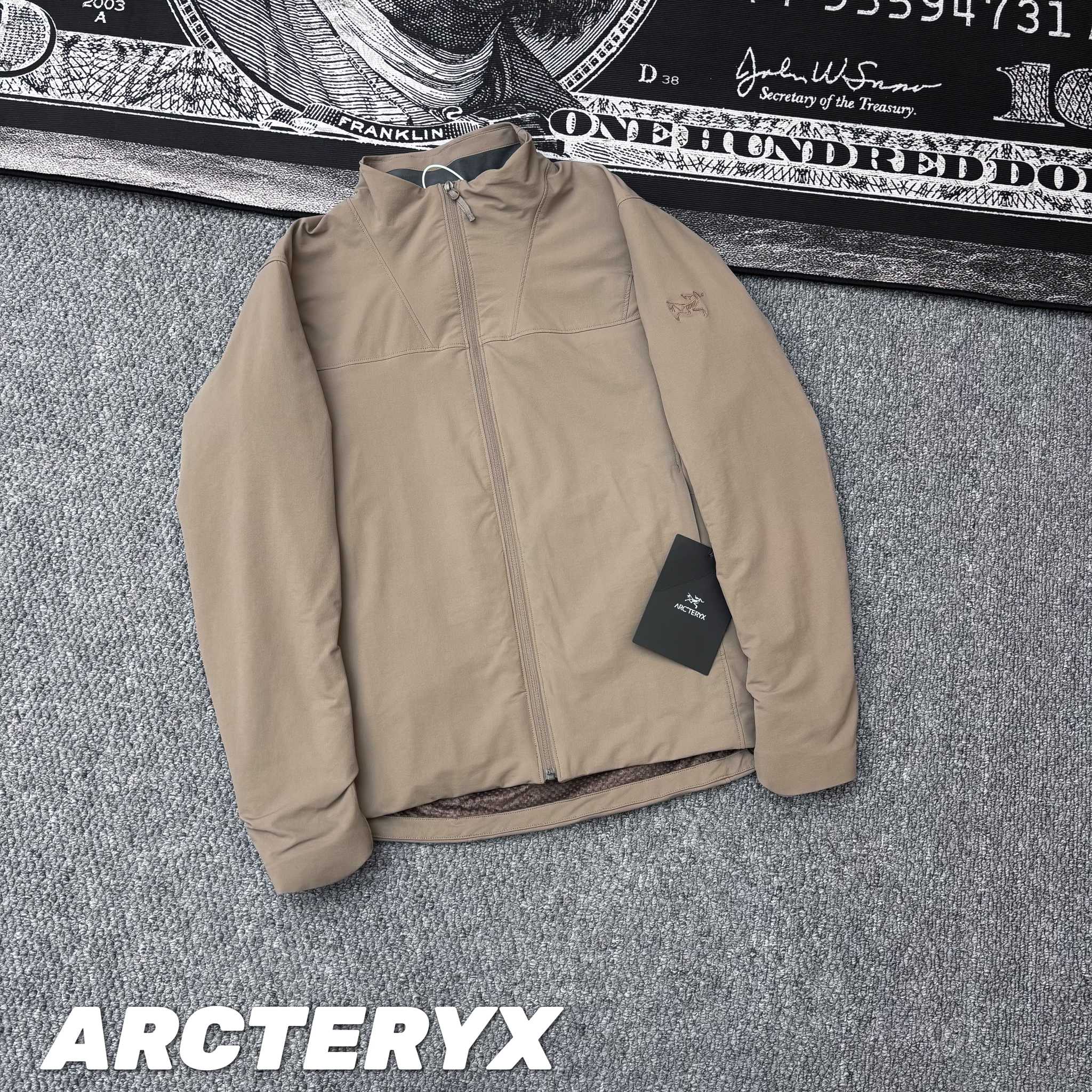 Alternative view of Windbreaker 02526
