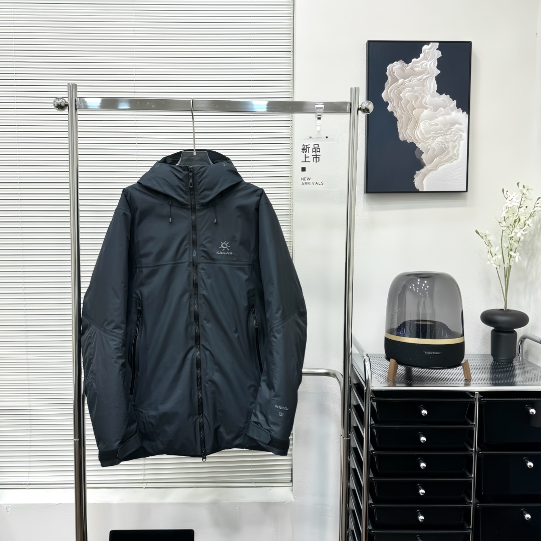 KAILAS | 凯乐石阿斯本硬壳700蓬鹅绒防风防水户外滑雪羽绒服】独家货源 设计理念: 中国硬壳,这款衣服灵感源自于美国科罗拉多州阿斯本山滑雪场(AspenSnowmass),备受专业滑雪人士、世界名流与好莱坞明星青睐的北美高端奢华滑雪胜地,所以命名为阿斯本硬壳羽绒服,每个色彩都有自己的力量,随昼夜更替,色彩在国际滑雪场绽放出令人惊叹的生命力与美感,拥有硬壳级全面防护的羽绒服,在寒冷多变天气提供全天候保护及卓越保暖,吸引滑雪爱好者去探寻相遇那一抹难忘的色彩. 面料+特点: ✅ FILTER-TEC科技面料,防护面料➕防水压胶工艺,应对多变气候带来的暴风雨雪考验,同时防风透气带来更好的穿着体验,700+高蓬鹅绒,鹅绒,轻盈锁温,绒子含量90%,卓越保暖 持久舒适防,水、防风、透气、轻量、抗撕裂耐磨,CoreHeat升温,核心锁温 热量循环全方位保暖 ✅这款独特搭载了石墨烯热反射 CoreHeat 功能.该功能可以在核心区域锁温蓄热,进一步提升了羽绒服的保暖能力,即使在寒冷的环境中,也能让穿着者保持温暖. ✅弧形帽檐,遮蔽风雪,可调节立体风帽,贴合头部防风保暖,可调下摆设计 ✅胸前精密刺绣采用日本进口顶尖田岛刺绣机, ✅ 调节控温,腋下透气拉链,双向开合高效散热 ✅ 灵活取物,兼容背包,轻松取物,严寒环境插手取暖 ✅ 调节袖袢升级,更贴合强防护,增加魔术贴覆盖区域,单手操作更容易贴合 ✅户外运动人体工学设计,提升运动表现 ✅ 可单手调节下摆,防风倒灌,下摆抽绳可单手轻松调节,内置可拆卸泡棉,防止穿着安全带时向上滑移 ✅腋下专业通风拉链透汽系统,双向开合,迅速通风散热,及时恢复干爽舒适,避免反复卸包和穿脱外套, ✅360°三维风帽,帽随脸动可兼容头盔,连帽设计可调帽子抽绳,保暖头盔兼容 ✅适合亚洲人群 功能+版型 ✅风格:机车风、滑雪户外 ✅适合场地:滑雪旅行 山地生活 城市日常 ✅版型:宽松版型 工艺: 这款羽绒服采用FILTER-TEC科技面料,防护面料➕防水压胶工艺,应对多变气候带来的暴风雨雪考验,同时防风透气带来更好的穿着体验,700+高蓬鹅绒,鹅绒,轻盈锁温,绒子含量90%,卓越保暖 持久舒适防,水、防风、透气、轻量、抗撕裂耐磨,CoreHeat升温,核心锁温 热量循环全方位保暖,这是一款好看到爆炸的鹅绒服,非常个性艳丽的四个颜色,让你感受到与众不同,这款羽绒服的意义有着自己的审美和独到的设计,在户外行业也是相当专业,堪称中国最牛的的羽绒服