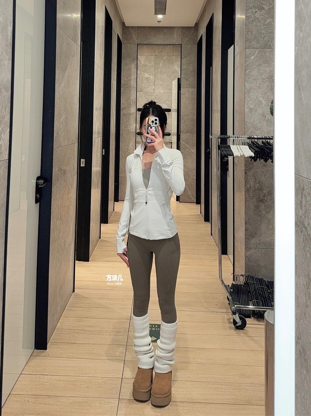 PSD\n【lululemon丨Define 女士运动夹克  Nulu】\n设计理念：\n采用Nulu面料，我们深受青睐的Define夹克轻盈修身，在探索或休闲时刻为你带来舒适陪伴\n面料 特点：\n Nulu 面料轻盈柔滑，具有芯吸性能，排汗干爽，带有四面弹力\n 添加Lycra氨纶，舒适伸展，不易变形后背通风设计透气\n 拇指洞和CuffinsTM设计不易使袖子上滑，舒适保暖\n 前侧安全口袋\n修身剪裁，长度及臀\n适合亚洲人群\n工艺：\n整体做工采用针线的工艺，缝线采用高士的Seamsoft缝纫线，够柔软不刮肉不紧勒，与贴身的瑜伽服绝配，可以随面料随意拉伸，四面舒展，更加舒适自如。设想一款缝纫线，它用于缝制贴身衣物，虽有线迹却让人感受不到它的存在，当肌肤触碰到它时，感受到的是阵阵无限舒适的柔软抚慰力量。想象很美好，但要把这种极具柔软且不失高强力性能的绝非易事。