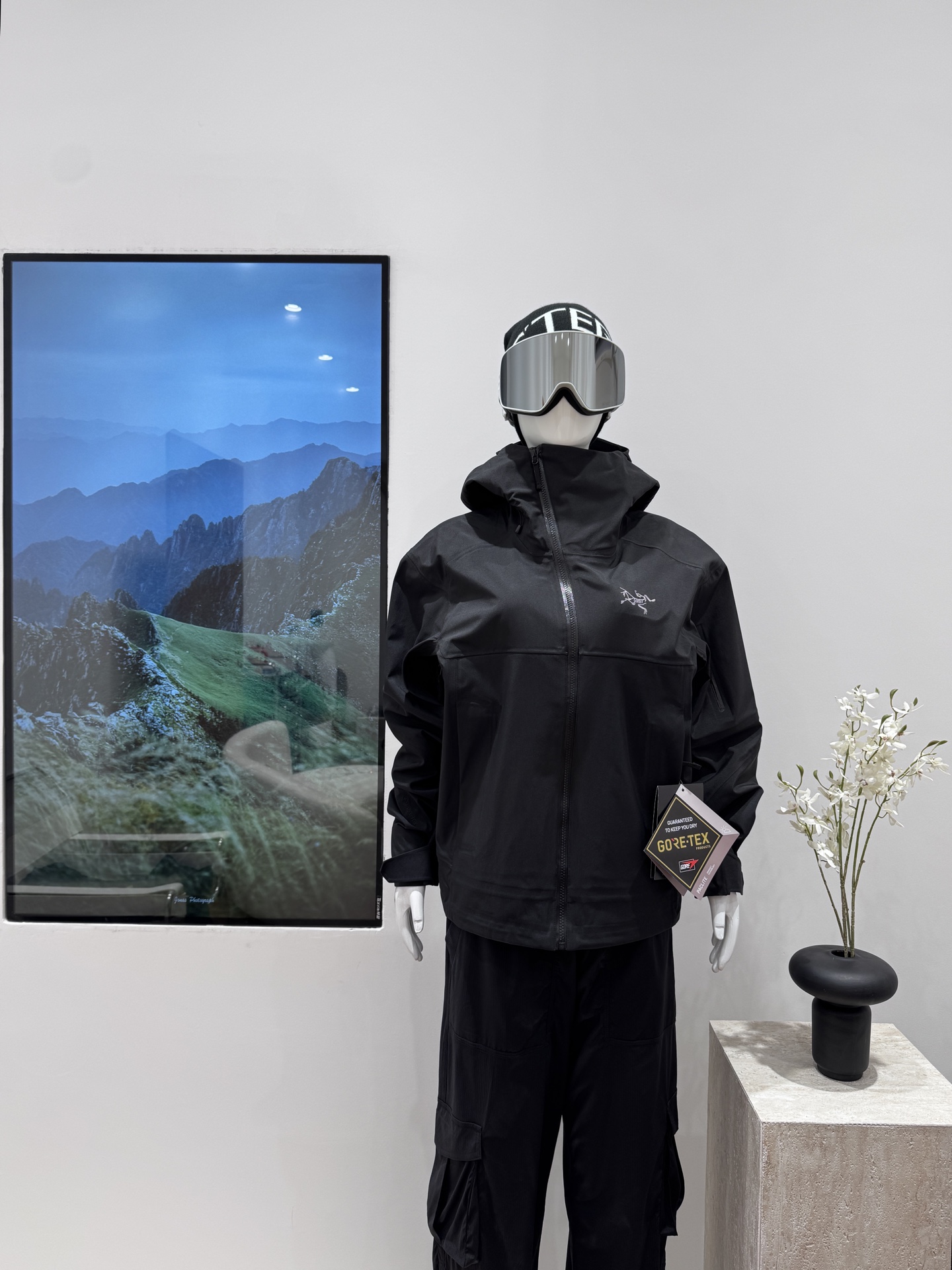 💰350
今日现货上新🆕
【SIDEWINDER | 响尾蛇纯色斜拉链防泼水防风耐磨连帽滑雪登山夹克】
设计理念:
Arcteryx.中文名始祖鸟，加拿大户外服饰品牌，1989年创立于加拿大温哥华。始祖鸟来自加拿大海岸山脉，植根高山的专业户外品牌，始终秉承对精湛设计和工艺孜孜以求的准则。从1989年创立至今，Arcteryx始终不断在产品设计与做工上不惜工本，以满足始祖鸟的标准。品质、设计以及精简的理念造就了其良好的性能，并能满足严苛环境下的使用需求。

面料+特点:
✅ 全市场独家顶级版本 内里抓绒 
✅ GORE-TEX3L防水、防风、透气、轻量、耐磨
✅基础系列多用途高性能服装适合多种活动和环境穿着
✅腋下有拉链透气
✅斜拉链的设计 是这款衣服的特点
✅高性能的简约设计，轻量而耐磨
✅ 袖口冲切Velcro®魔术贴袖口粘扣带，减少累赘
✅ 下摆、兜帽多处可调节扣绳，防风保暖，自由调整舒适度
✅胸前/帽子/袖子精密logo刺绣采用来自日本进口田岛机器
✅拉链采用YKK，与原版一致
✅ 防水压胶拉链，任何恶劣天气也不惧！全方位提供防护性不集功能性，美观性，和耐久性于一身
工艺:
采用GORE-TEX 面料，胸前和帽子还有袖子的刺绣Logo 图案超精致。腋下开口设计能保证快速散热，还不会严重失温。流水点帽檐丝滑，避雨时视线完全不受遮挡。手臂有可收纳口袋，在极限条件下队友能帮你快速解决取拿难题。还有带拉链的插手口袋，容量超大，能存放随身物品，就算戴着手套也能轻松拿取。这款衣服与以往得🐦系列与众不同的特点是斜拉链的设计，城市通勤与户外随意切换，一眼惊艳。