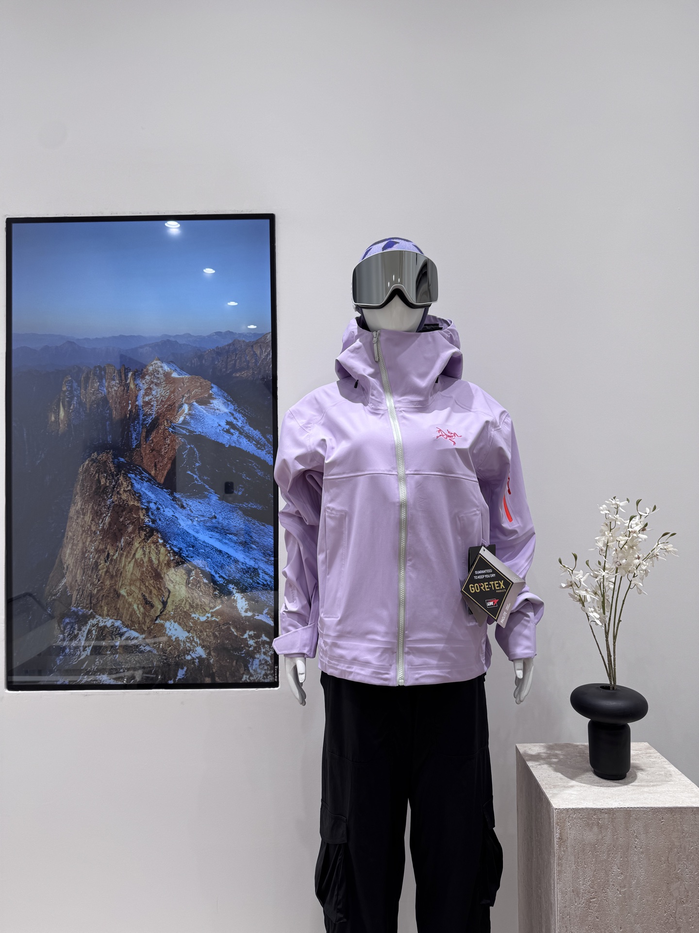 💰350
今日现货上新🆕
【SIDEWINDER | 响尾蛇纯色斜拉链防泼水防风耐磨连帽滑雪登山夹克】
设计理念:
Arcteryx.中文名始祖鸟，加拿大户外服饰品牌，1989年创立于加拿大温哥华。始祖鸟来自加拿大海岸山脉，植根高山的专业户外品牌，始终秉承对精湛设计和工艺孜孜以求的准则。从1989年创立至今，Arcteryx始终不断在产品设计与做工上不惜工本，以满足始祖鸟的标准。品质、设计以及精简的理念造就了其良好的性能，并能满足严苛环境下的使用需求。

面料+特点:
✅ 全市场独家顶级版本 内里抓绒 
✅ GORE-TEX3L防水、防风、透气、轻量、耐磨
✅基础系列多用途高性能服装适合多种活动和环境穿着
✅腋下有拉链透气
✅斜拉链的设计 是这款衣服的特点
✅高性能的简约设计，轻量而耐磨
✅ 袖口冲切Velcro®魔术贴袖口粘扣带，减少累赘
✅ 下摆、兜帽多处可调节扣绳，防风保暖，自由调整舒适度
✅胸前/帽子/袖子精密logo刺绣采用来自日本进口田岛机器
✅拉链采用YKK，与原版一致
✅ 防水压胶拉链，任何恶劣天气也不惧！全方位提供防护性不集功能性，美观性，和耐久性于一身
工艺:
采用GORE-TEX 面料，胸前和帽子还有袖子的刺绣Logo 图案超精致。腋下开口设计能保证快速散热，还不会严重失温。流水点帽檐丝滑，避雨时视线完全不受遮挡。手臂有可收纳口袋，在极限条件下队友能帮你快速解决取拿难题。还有带拉链的插手口袋，容量超大，能存放随身物品，就算戴着手套也能轻松拿取。这款衣服与以往得🐦系列与众不同的特点是斜拉链的设计，城市通勤与户外随意切换，一眼惊艳。