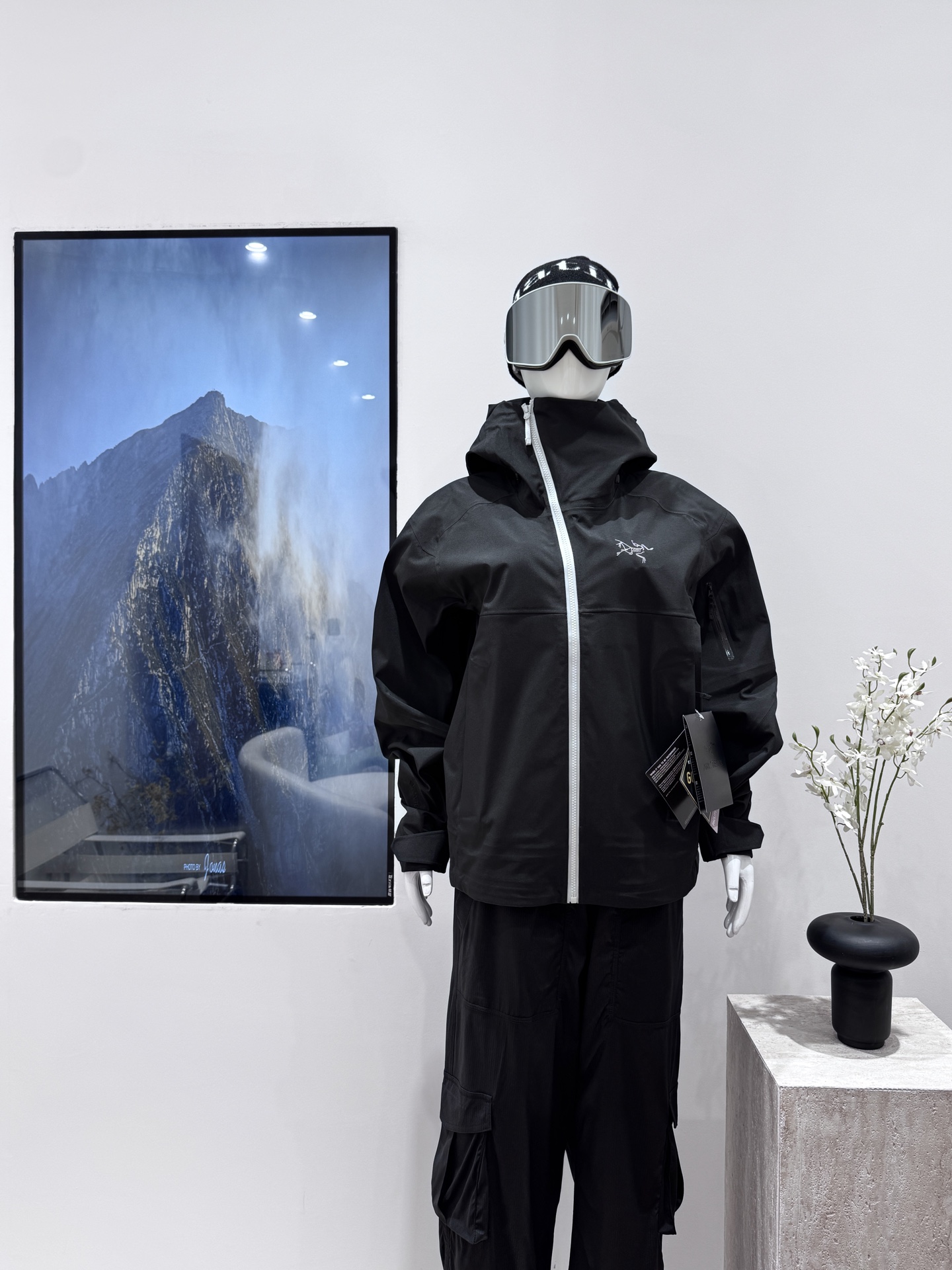 今日现货上新🆕
【SIDEWINDER | 响尾蛇纯色斜拉链防泼水防风耐磨连帽滑雪登山夹克】
设计理念:
Arcteryx.中文名始祖鸟，加拿大户外服饰品牌，1989年创立于加拿大温哥华。始祖鸟来自加拿大海岸山脉，植根高山的专业户外品牌，始终秉承对精湛设计和工艺孜孜以求的准则。从1989年创立至今，Arcteryx始终不断在产品设计与做工上不惜工本，以满足始祖鸟的标准。品质、设计以及精简的理念造就了其良好的性能，并能满足严苛环境下的使用需求。

面料+特点:
✅ 全市场独家顶级版本 内里抓绒 
✅ GORE-TEX3L防水、防风、透气、轻量、耐磨
✅基础系列多用途高性能服装适合多种活动和环境穿着
✅腋下有拉链透气
✅斜拉链的设计 是这款衣服的特点
✅高性能的简约设计，轻量而耐磨
✅ 袖口冲切Velcro®魔术贴袖口粘扣带，减少累赘
✅ 下摆、兜帽多处可调节扣绳，防风保暖，自由调整舒适度
✅胸前/帽子/袖子精密logo刺绣采用来自日本进口田岛机器
✅拉链采用YKK，与原版一致
✅ 防水压胶拉链，任何恶劣天气也不惧！全方位提供防护性不集功能性，美观性，和耐久性于一身
工艺:
采用GORE-TEX 面料，胸前和帽子还有袖子的刺绣Logo 图案超精致。腋下开口设计能保证快速散热，还不会严重失温。流水点帽檐丝滑，避雨时视线完全不受遮挡。手臂有可收纳口袋，在极限条件下队友能帮你快速解决取拿难题。还有带拉链的插手口袋，容量超大，能存放随身物品，就算戴着手套也能轻松拿取。这款衣服与以往得🐦系列与众不同的特点是斜拉链的设计，城市通勤与户外随意切换，一眼惊艳。