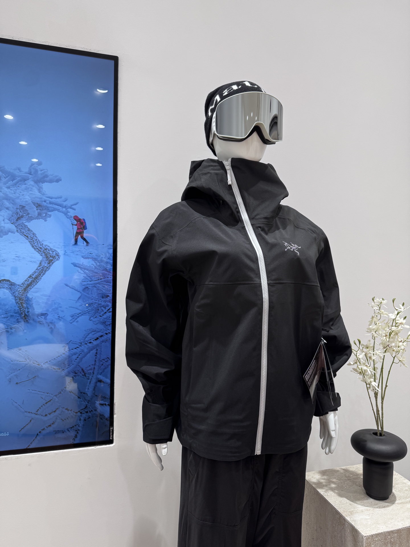 今日现货上新🆕
【SIDEWINDER | 响尾蛇纯色斜拉链防泼水防风耐磨连帽滑雪登山夹克】
设计理念:
Arcteryx.中文名始祖鸟，加拿大户外服饰品牌，1989年创立于加拿大温哥华。始祖鸟来自加拿大海岸山脉，植根高山的专业户外品牌，始终秉承对精湛设计和工艺孜孜以求的准则。从1989年创立至今，Arcteryx始终不断在产品设计与做工上不惜工本，以满足始祖鸟的标准。品质、设计以及精简的理念造就了其良好的性能，并能满足严苛环境下的使用需求。

面料+特点:
✅ 全市场独家顶级版本 内里抓绒 
✅ GORE-TEX3L防水、防风、透气、轻量、耐磨
✅基础系列多用途高性能服装适合多种活动和环境穿着
✅腋下有拉链透气
✅斜拉链的设计 是这款衣服的特点
✅高性能的简约设计，轻量而耐磨
✅ 袖口冲切Velcro®魔术贴袖口粘扣带，减少累赘
✅ 下摆、兜帽多处可调节扣绳，防风保暖，自由调整舒适度
✅胸前/帽子/袖子精密logo刺绣采用来自日本进口田岛机器
✅拉链采用YKK，与原版一致
✅ 防水压胶拉链，任何恶劣天气也不惧！全方位提供防护性不集功能性，美观性，和耐久性于一身
工艺:
采用GORE-TEX 面料，胸前和帽子还有袖子的刺绣Logo 图案超精致。腋下开口设计能保证快速散热，还不会严重失温。流水点帽檐丝滑，避雨时视线完全不受遮挡。手臂有可收纳口袋，在极限条件下队友能帮你快速解决取拿难题。还有带拉链的插手口袋，容量超大，能存放随身物品，就算戴着手套也能轻松拿取。这款衣服与以往得🐦系列与众不同的特点是斜拉链的设计，城市通勤与户外随意切换，一眼惊艳。