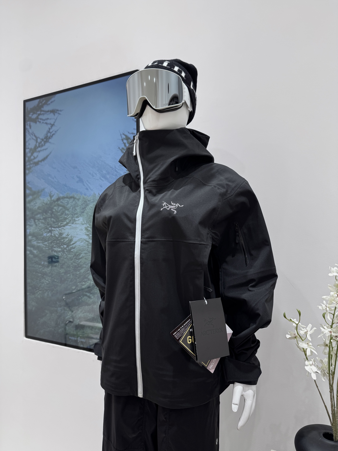 今日现货上新🆕
【SIDEWINDER | 响尾蛇纯色斜拉链防泼水防风耐磨连帽滑雪登山夹克】
设计理念:
Arcteryx.中文名始祖鸟，加拿大户外服饰品牌，1989年创立于加拿大温哥华。始祖鸟来自加拿大海岸山脉，植根高山的专业户外品牌，始终秉承对精湛设计和工艺孜孜以求的准则。从1989年创立至今，Arcteryx始终不断在产品设计与做工上不惜工本，以满足始祖鸟的标准。品质、设计以及精简的理念造就了其良好的性能，并能满足严苛环境下的使用需求。

面料+特点:
✅ 全市场独家顶级版本 内里抓绒 
✅ GORE-TEX3L防水、防风、透气、轻量、耐磨
✅基础系列多用途高性能服装适合多种活动和环境穿着
✅腋下有拉链透气
✅斜拉链的设计 是这款衣服的特点
✅高性能的简约设计，轻量而耐磨
✅ 袖口冲切Velcro®魔术贴袖口粘扣带，减少累赘
✅ 下摆、兜帽多处可调节扣绳，防风保暖，自由调整舒适度
✅胸前/帽子/袖子精密logo刺绣采用来自日本进口田岛机器
✅拉链采用YKK，与原版一致
✅ 防水压胶拉链，任何恶劣天气也不惧！全方位提供防护性不集功能性，美观性，和耐久性于一身
工艺:
采用GORE-TEX 面料，胸前和帽子还有袖子的刺绣Logo 图案超精致。腋下开口设计能保证快速散热，还不会严重失温。流水点帽檐丝滑，避雨时视线完全不受遮挡。手臂有可收纳口袋，在极限条件下队友能帮你快速解决取拿难题。还有带拉链的插手口袋，容量超大，能存放随身物品，就算戴着手套也能轻松拿取。这款衣服与以往得🐦系列与众不同的特点是斜拉链的设计，城市通勤与户外随意切换，一眼惊艳。