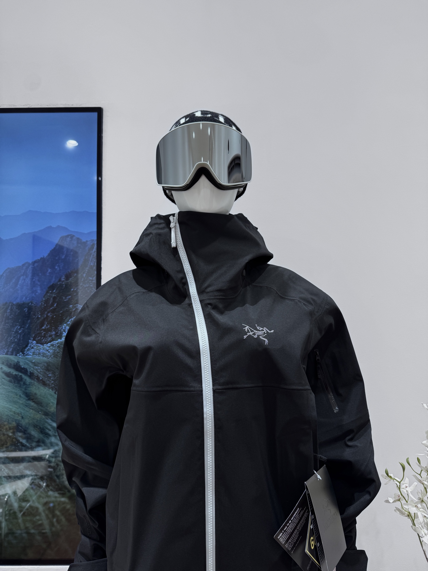 今日现货上新🆕
【SIDEWINDER | 响尾蛇纯色斜拉链防泼水防风耐磨连帽滑雪登山夹克】
设计理念:
Arcteryx.中文名始祖鸟，加拿大户外服饰品牌，1989年创立于加拿大温哥华。始祖鸟来自加拿大海岸山脉，植根高山的专业户外品牌，始终秉承对精湛设计和工艺孜孜以求的准则。从1989年创立至今，Arcteryx始终不断在产品设计与做工上不惜工本，以满足始祖鸟的标准。品质、设计以及精简的理念造就了其良好的性能，并能满足严苛环境下的使用需求。

面料+特点:
✅ 全市场独家顶级版本 内里抓绒 
✅ GORE-TEX3L防水、防风、透气、轻量、耐磨
✅基础系列多用途高性能服装适合多种活动和环境穿着
✅腋下有拉链透气
✅斜拉链的设计 是这款衣服的特点
✅高性能的简约设计，轻量而耐磨
✅ 袖口冲切Velcro®魔术贴袖口粘扣带，减少累赘
✅ 下摆、兜帽多处可调节扣绳，防风保暖，自由调整舒适度
✅胸前/帽子/袖子精密logo刺绣采用来自日本进口田岛机器
✅拉链采用YKK，与原版一致
✅ 防水压胶拉链，任何恶劣天气也不惧！全方位提供防护性不集功能性，美观性，和耐久性于一身
工艺:
采用GORE-TEX 面料，胸前和帽子还有袖子的刺绣Logo 图案超精致。腋下开口设计能保证快速散热，还不会严重失温。流水点帽檐丝滑，避雨时视线完全不受遮挡。手臂有可收纳口袋，在极限条件下队友能帮你快速解决取拿难题。还有带拉链的插手口袋，容量超大，能存放随身物品，就算戴着手套也能轻松拿取。这款衣服与以往得🐦系列与众不同的特点是斜拉链的设计，城市通勤与户外随意切换，一眼惊艳。