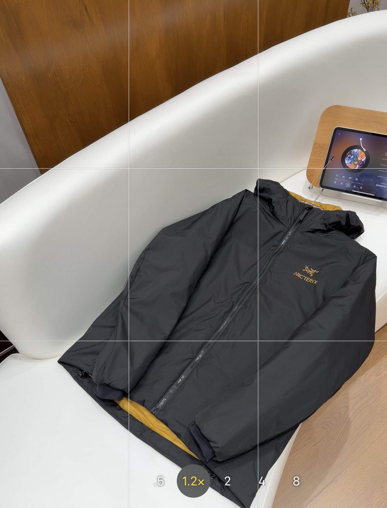 NO:572427,New in stock today [Arcteryx Atom Hoody M embroidered logo hooded cotton jacket] Design concept:  Arcteryx, Chinese name Arc'teryx, is a Canadian outdoor clothing brand founded in Vancouver, Canada in 1989. Arc'teryx comes from the Canadian Coast Mountains and is a professional outdoor brand rooted in the mountains. It has always adhered to the principle of striving for exquisite design and craftsmanship. Since its establishment in 1989,  Arcteryx has always spared no expense in product design and workmanship to meet Arc'teryx standards. The concept of quality, design and simplicity has created its good performance and can meet the needs of use in harsh environments. It is popular with people for its excellent design and powerful functionality.  Fabric + Features: Original custom nylon anti-static fabric, Tyono   The fine mesh texture of 30 material is the symbol of Astro Boy, which is windproof and waterproof. The lining is made of special polyester fiber fabric, which is warm, strong and wear-resistant and has good breathability. Slim-fitting tailoring design, suitable for a variety of wearing environments, suitable for both inner wear and light middle layer. Two invisible zipper pockets, inner zipper chest pocket, clean and easy to carry. Multiple adjustable buckles on the hem and hood, windproof and warm, free to adjust comfort.  The precision logo embroidery on the chest comes from Tajima machines imported from Japan. The zippers are made of YKK, which is consistent with the original version. It is filled with CoreloftTM Continuous65, a very versatile cotton jacket. It can be worn outdoors, leisurely, and commuting in various occasions (65g/m2). Thermal insulation material. Technology: This extremely hot cotton jacket brings you micro-waterproofing, excellent breathability, ATOM   It is filled with real CoreloftTM Continuous cotton to distinguish it from other versions on the market. This cotton jacket can be used for commuting in various occasions. The fine mesh pattern is the symbol of Astro Boy. It is windproof, waterproof, wear-resistant and tear-resistant. The warmth is equivalent to the effect of a 700-fill down jacket. It is very light and warm, and has good moisture permeability and perspiration.,,tom fordarc'teryx,jackets & coats,down jacket,hats,alexander wang19860909今日现货上新【Arcteryx始祖鸟 Atom Hoody M 刺绣款logo连帽棉服外套】 设计理念:  Arcteryx,中文名始祖鸟,加拿大户外服饰品牌,1989年创立于加拿大温哥华.始祖鸟来自加拿大海岸山脉,植根高山的专业户外品牌,始终秉承对精湛设计和工艺孜孜以求的准则.从1989年创立至今,Arcteryx始终不断在产品设计与做工上不惜工本,以满足始祖鸟的标准.品质、设计以及精简的理念造就了其良好的性能,并能满足严苛环境下的使用需求.凭借着优秀的设计与强悍的功能性而受到人们的欢迎, 面料+特点: 原厂定制锦纶防静电面料,Tyono 30材质细网格的纹路,是阿童木的标志,具有防风防水效果 内里采用特殊的聚酯纤维面料,保暖结实耐磨的同时透气性较佳 修身的剪裁设计,适应多种穿着环境,既适合作为内着又适合作为轻薄的中间层穿着 两个隐形拉链口袋,内侧拉链胸袋,干净利落,方便携带 下摆、兜帽多处可调节扣绳,防风保暖,自由调整舒适度 胸前精密logo刺绣来自日本进口田岛机器, 拉链采用YKK,与原版一致 填充CoreloftTM Continuous65 ,用途非常广泛的棉服 可户外 休闲 通勤各种场合穿（65g/m2)保暖材料 工艺: 这款热度极高的棉服给您带来微防水的同时,透气性绝佳,ATOM 采用真正的CoreloftTM Continuous棉填充,区分市场其他版本,这款棉服通勤各种场合,细网格的纹路是阿童木的标志 ,具有防风防水耐磨抗撕裂的性能 ,保暖度相当于700蓬的羽绒服的效果,非常轻且保暖,具有良好的透湿排汗功能 .,,tom fordarc'teryx,jackets & coats,down jacket,hats,alexander wang,Men's clothing