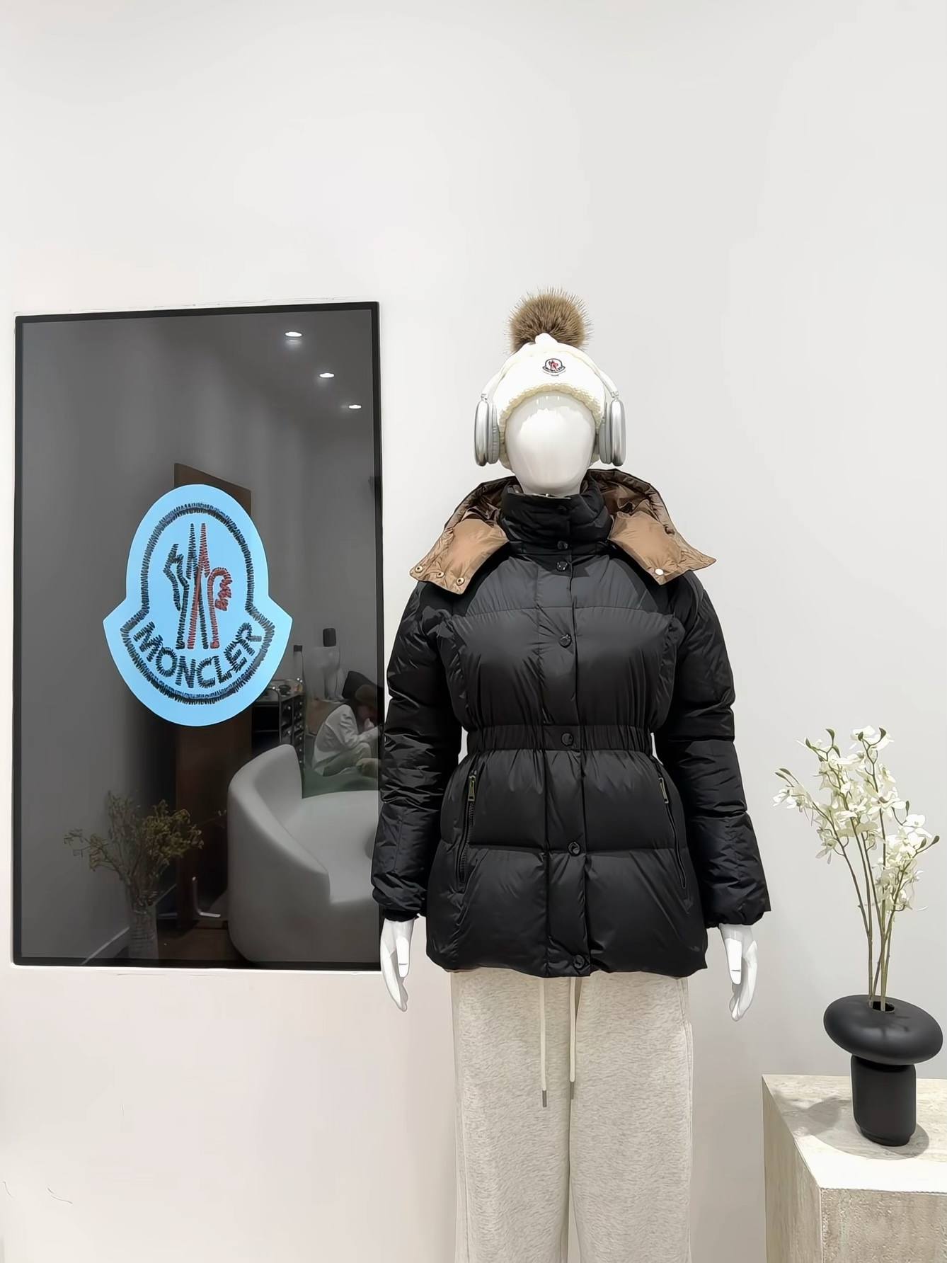 今日现货上新🆕
【Moncler盟可睐 Agneux收腰黑金短款羽绒服女夹克外套】独家货源
设计理念:
       Agneux羽绒夹克融合保护性面料与精美纹理。修身版型，采用功能性尼龙面料制成，具有光泽性的缎面效果。搭配收腰设计，勾勒柔美廓形。
面料+特点:
      ✅面料采用正品定制nylon功能性面料，保留经典时尚性元素又不失功能性。
      ✅内里面料采用Longuesaison定制内衬，既显高级又不缺实用。
      ✅可拆卸可调节兜帽，弹性收腰。
      ✅ 填充90%白鹅绒，填充200g左右，采用顶级羽绒制造商三星集团独家提供，绝不吹虚，立体饱满效果肉眼可见
      ✅原版Nfc感应式防伪芯片
      ✅原代加工厂出品电镀五金，全部原厂定制，非市场各类复刻版 
      ✅ 以简约舒适时尚为主线，化繁为简的设计，让随性穿着成为生活常态高级的质感也可以轻松拿捏高光时刻，塑造极简的风格，一针一线方寸之间，对细节品质做到了百分百还原
      ✅运用直充绒技术的完美填充，轻盈保暖御寒能力提升到了最大限度，蓬松质感达到坠手的感觉
      ✅低调的袖标设计，连帽收腰设计造型，立体感十足 不怕寒风凛冽让你在寒冬中活力四射
       ✅修身版型