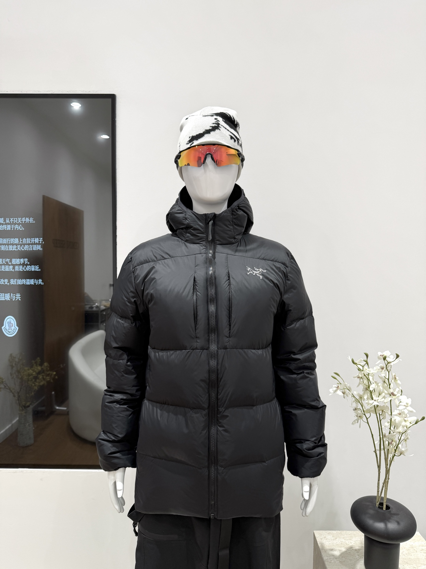 今日代发现货上新🆕 【Arc'teryx始祖鸟 排骨3.0Thorium Sv Hoody男士连帽鹅绒服 】 设计理念: 这款Thorium Sv Hoody轻松应对各种环境,挑战各种极寒天气,带来卓越的保暖性能的同时,在进行技术性徒步和远足时,持久保护性设计适合偏远地区的多种环境,多用途羽绒保暖中间层提供良好保暖度,质感轻盈. 面料+特点: ✅面料采用进口多种拼接面料,锦纶拼接2LGORE-TEX INFINIUM,防风面料,风无法滲透,轻盈却对恶劣天气有较高应对能力,耐磨和防风雨的面料,可在恶劣的环境下长期穿着. ✅ 多用途羽绒保暖中间层提供良好保暖度.超轻0负重 ✅连帽设计,头盔兼容式风帽,提供出色的头部保护和保暖. ✅采用90白鹅绒填充,高效天然保暖,轻盈易于收纳,提供良好保暖度. ✅立体裁剪设计,标志性的立体剪裁,在活动和静止时都能提供良好的舒适度和自由度,不会显得臃肿. ✅胸前两个隐藏兜设计,收纳性极强. ✅拉链内侧挡风条、弹性袖口、下摆抽绳设计,一切都为保暖和功能性服务.