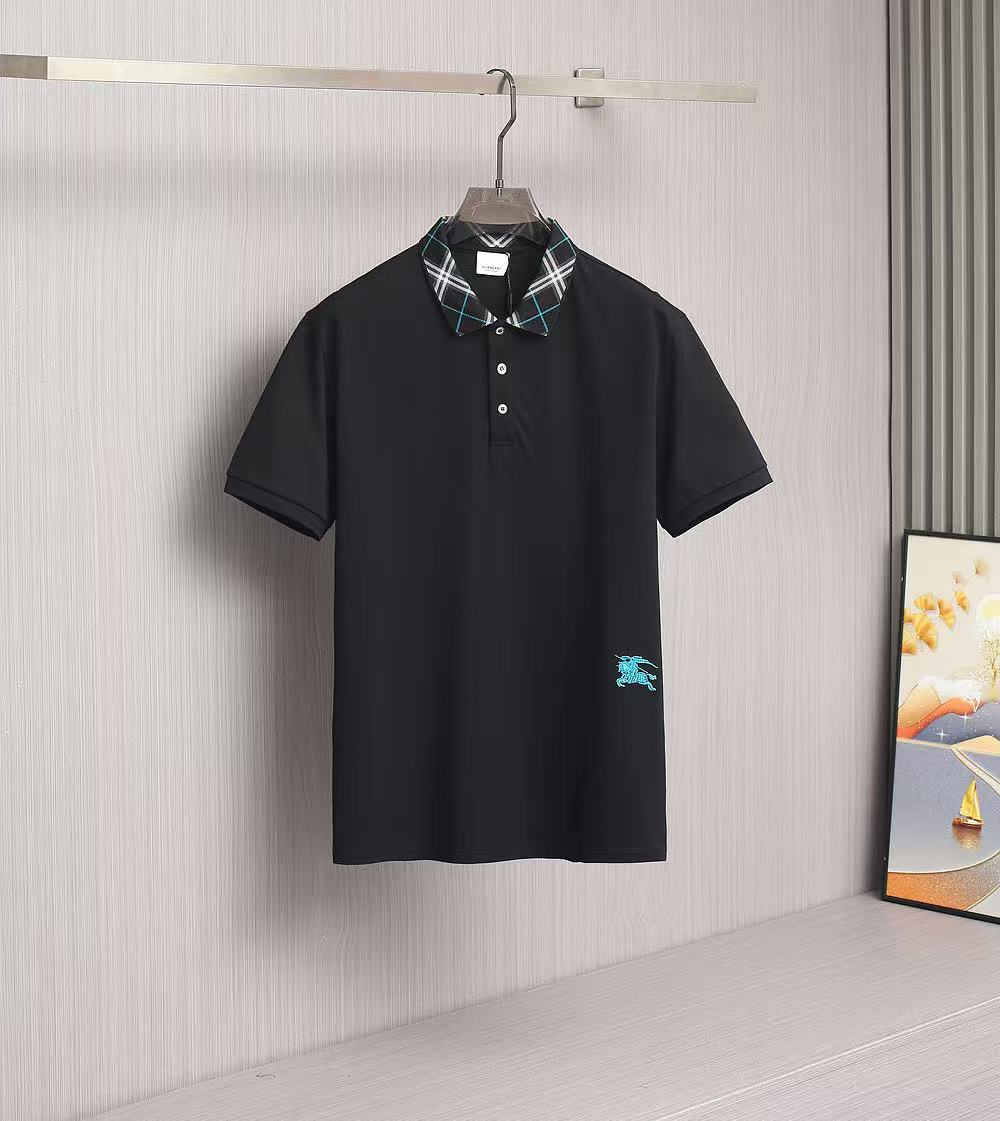 NO:414015,The new Polo of B home is available. The new summer 2025ss logo men's lapel Polo shirt!  Classic business men's style, high-end men's style at the ceiling level of business men's style!  Simple, fashionable and elegant, single-wearing inner wear is decent, quality control/detail control takes away, low-key, luxurious and connotative!  Customer-supplied fixed mesh flooring cotton cloth is carefully made, the surface of the fabric is evenly arranged and neatly arranged, with excellent breathability and heat dissipation and sweat resistance, and the comfort level of the upper body is completely better than that of ordinary single-sided sweat cloth tissue!  The classic brand LOGO logo on the chest is created with top-level craftsmanship. The LOGO has three-dimensional, clear and full texture, and is an extraordinary product in the classic field whether it is inner wear or single wear!  The exquisite cutting process, the processing of every detail is very standard and delicate, and it is comparable to that of ordinary LOW products on the market. Men must enter the basic versatile Polo shirts!  Size M-3XL Data reference M: bust 104cm-shoulder width 45cm-length 69cm-sleeve length 21cm L: bust 108cm-shoulder width 46cm-length 70cm-sleeve length 22cm XL: bust 112cm-shoulder width 47cm-length 71cm-sleeve length 23cm XXL: bust 116cm-shoulder width 48cm-sleeve length 72cm-sleeve length 24cm 3XL: bust 120cm-shoulder width 49cm-sleeve length 73cm-sleeve length 24cm, alexander wang19860909B家新款Polo上新啦.2025ss夏季新款 logo男士翻领Polo衫！经典商务男款,高端男装的天花板级别的商务男款！简约时尚大气不失优雅,单穿内搭体面过人,品质控/细节控的闭眼带走,低调又奢华有内涵！ 客供定织网眼珠地棉布精心制成,面料表面排列均匀整齐的网眼纹理,透气性和散热排汗性极佳,上身舒适程度完全优于普通单面汗布组织！胸前经典的品牌LOGO标识,采用顶级工艺打造,LOGO立体清晰饱满,质感非凡的特质,无论是内搭还是单穿都是一款经典领域的产品！精妙绝伦的裁剪工艺,每一个细节处理的非常标准细腻,非市面一般LOW货可以媲美的,男士必入基础百搭款Polo衫推荐！ 尺码M-3XL 数据参考 M码:胸围104cm-肩宽45cm-衣长69cm-袖长21cm L码:胸围108cm-肩宽46cm-衣长70cm-袖长22cm XL码:胸围112cm-肩宽47cm-衣长71cm-袖长23cm XXL码:胸围116cm-肩宽48cm-衣长72cm-袖长24cm 3XL码:胸围120cm-肩宽49cm-衣长73cm-袖长24cm,,alexander wang,Men's clothing
