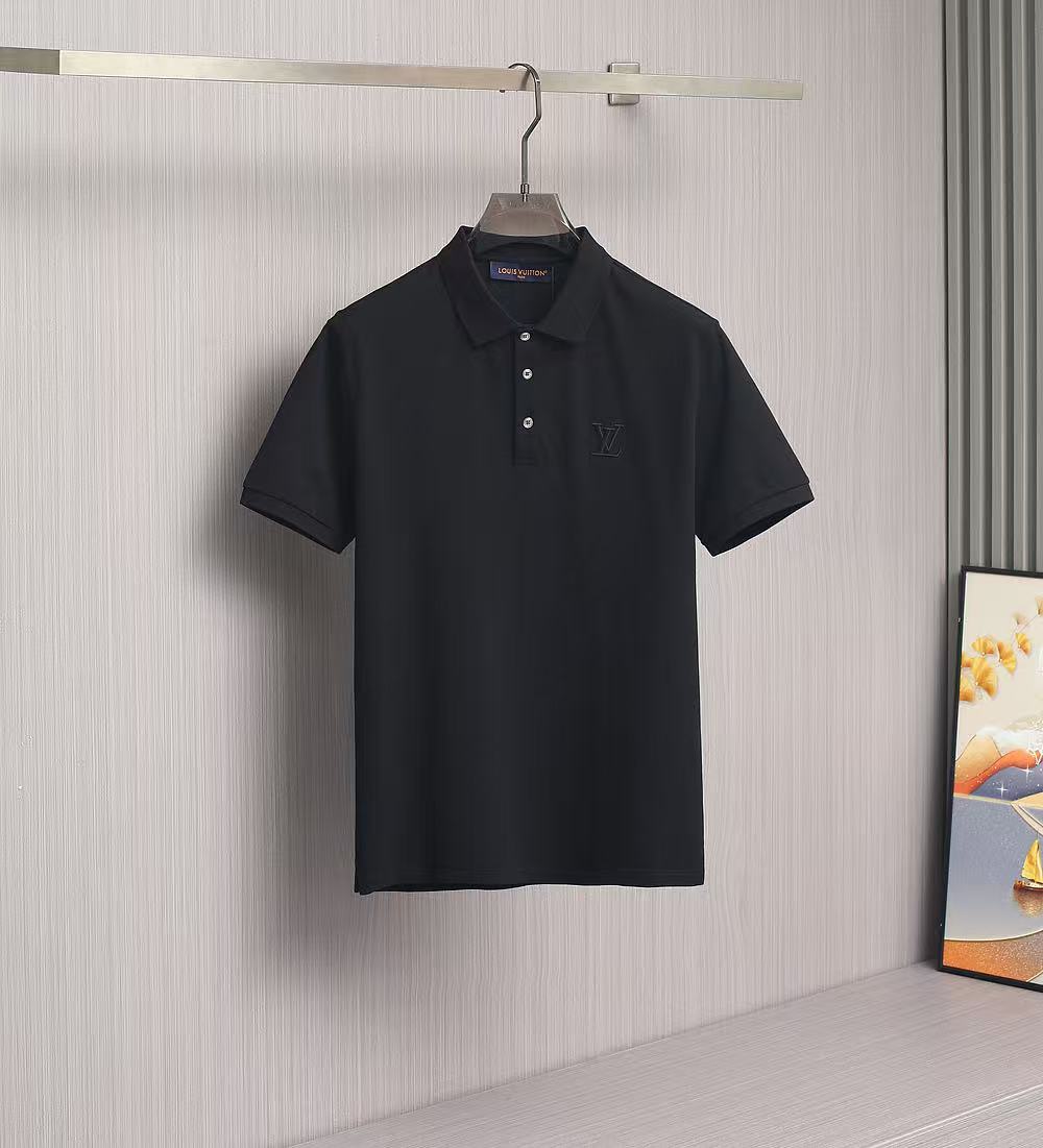 NO:414029,The new Polo of Donkey!  2025ss summer new logo men's lapel Polo shirt!  Classic business men's style, high-end men's style at the ceiling level of business men's style!  Simple, fashionable and elegant, single-wearing inner wear is decent, quality control/detail control takes away, low-key, luxurious and connotative!  Customer-supplied fixed mesh flooring cotton cloth is carefully made, the surface of the fabric is evenly arranged and neatly arranged, with excellent breathability and heat dissipation and sweat resistance, and the comfort level of the upper body is completely better than that of ordinary single-sided sweat cloth tissue!  The classic brand LOGO logo on the chest is created with top-level craftsmanship. The LOGO has three-dimensional, clear and full texture, and is an extraordinary product in the classic field whether it is inner wear or single wear!  The exquisite cutting process, the processing of every detail is very standard and delicate, and it is comparable to that of ordinary LOW products on the market. Men must enter the basic versatile Polo shirts!  Size M-3XL Data reference M: bust 104cm-shoulder width 45cm-length 69cm-sleeve length 21cm L: bust 108cm-shoulder width 46cm-length 70cm-sleeve length 22cm XL: bust 112cm-shoulder width 47cm-length 71cm-sleeve length 23cm XXL: bust 116cm-shoulder width 48cm-sleeve length 72cm-sleeve length 24cm 3XL: bust 120cm-shoulder width 49cm-sleeve length 73cm-sleeve length 24cm,,louis vuitton,louis vuitton,alexander wang19860909驴家新款Polo！2025ss夏季新款 logo男士翻领Polo衫！经典商务男款,高端男装的天花板级别的商务男款！简约时尚大气不失优雅,单穿内搭体面过人,品质控/细节控的闭眼带走,低调又奢华有内涵！ 客供定织网眼珠地棉布精心制成,面料表面排列均匀整齐的网眼纹理,透气性和散热排汗性极佳,上身舒适程度完全优于普通单面汗布组织！胸前经典的品牌LOGO标识,采用顶级工艺打造,LOGO立体清晰饱满,质感非凡的特质,无论是内搭还是单穿都是一款经典领域的产品！精妙绝伦的裁剪工艺,每一个细节处理的非常标准细腻,非市面一般LOW货可以媲美的,男士必入基础百搭款Polo衫推荐！ 尺码M-3XL 数据参考 M码:胸围104cm-肩宽45cm-衣长69cm-袖长21cm L码:胸围108cm-肩宽46cm-衣长70cm-袖长22cm XL码:胸围112cm-肩宽47cm-衣长71cm-袖长23cm XXL码:胸围116cm-肩宽48cm-衣长72cm-袖长24cm 3XL码:胸围120cm-肩宽49cm-衣长73cm-袖长24cm,,louis vuitton,louis vuitton,alexander wang,Men's clothing