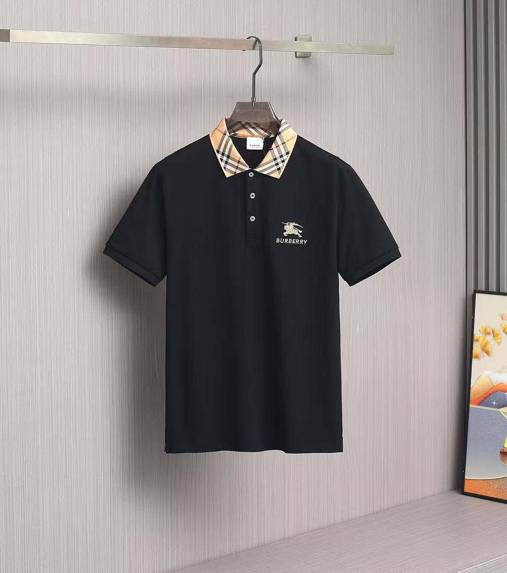 NO:414036,B-home new Polo, 2025ss summer new logo men's lapel Polo shirt!  Classic business men's style, high-end men's style at the ceiling level of business men's style!  Simple, fashionable and elegant, single-wearing inner wear is decent, quality control/detail control takes away, low-key, luxurious and connotative!  Customer-supplied fixed mesh flooring cotton cloth is carefully made, the surface of the fabric is evenly arranged and neatly arranged, with excellent breathability and heat dissipation and sweat resistance, and the comfort level of the upper body is completely better than that of ordinary single-sided sweat cloth tissue!  The classic brand LOGO logo on the chest is created with top-level craftsmanship. The LOGO has three-dimensional, clear and full texture, and is an extraordinary product in the classic field whether it is inner wear or single wear!  The exquisite cutting process, the processing of every detail is very standard and delicate, and it is comparable to that of ordinary LOW products on the market. Men must enter the basic versatile Polo shirts!  Size M-3XL Data reference M: bust 104cm-shoulder width 45cm-length 69cm-sleeve length 21cm L: bust 108cm-shoulder width 46cm-length 70cm-sleeve length 22cm XL: bust 112cm-shoulder width 47cm-length 71cm-sleeve length 23cm XXL: bust 116cm-shoulder width 48cm-sleeve length 72cm-sleeve length 24cm 3XL: bust 120cm-shoulder width 49cm-sleeve length 73cm-sleeve length 24cm, alexander wang19860909B家新款Polo,2025ss夏季新款 logo男士翻领Polo衫！经典商务男款,高端男装的天花板级别的商务男款！简约时尚大气不失优雅,单穿内搭体面过人,品质控/细节控的闭眼带走,低调又奢华有内涵！ 客供定织网眼珠地棉布精心制成,面料表面排列均匀整齐的网眼纹理,透气性和散热排汗性极佳,上身舒适程度完全优于普通单面汗布组织！胸前经典的品牌LOGO标识,采用顶级工艺打造,LOGO立体清晰饱满,质感非凡的特质,无论是内搭还是单穿都是一款经典领域的产品！精妙绝伦的裁剪工艺,每一个细节处理的非常标准细腻,非市面一般LOW货可以媲美的,男士必入基础百搭款Polo衫推荐！ 尺码M-3XL 数据参考 M码:胸围104cm-肩宽45cm-衣长69cm-袖长21cm L码:胸围108cm-肩宽46cm-衣长70cm-袖长22cm XL码:胸围112cm-肩宽47cm-衣长71cm-袖长23cm XXL码:胸围116cm-肩宽48cm-衣长72cm-袖长24cm 3XL码:胸围120cm-肩宽49cm-衣长73cm-袖长24cm,,alexander wang,Men's clothing
