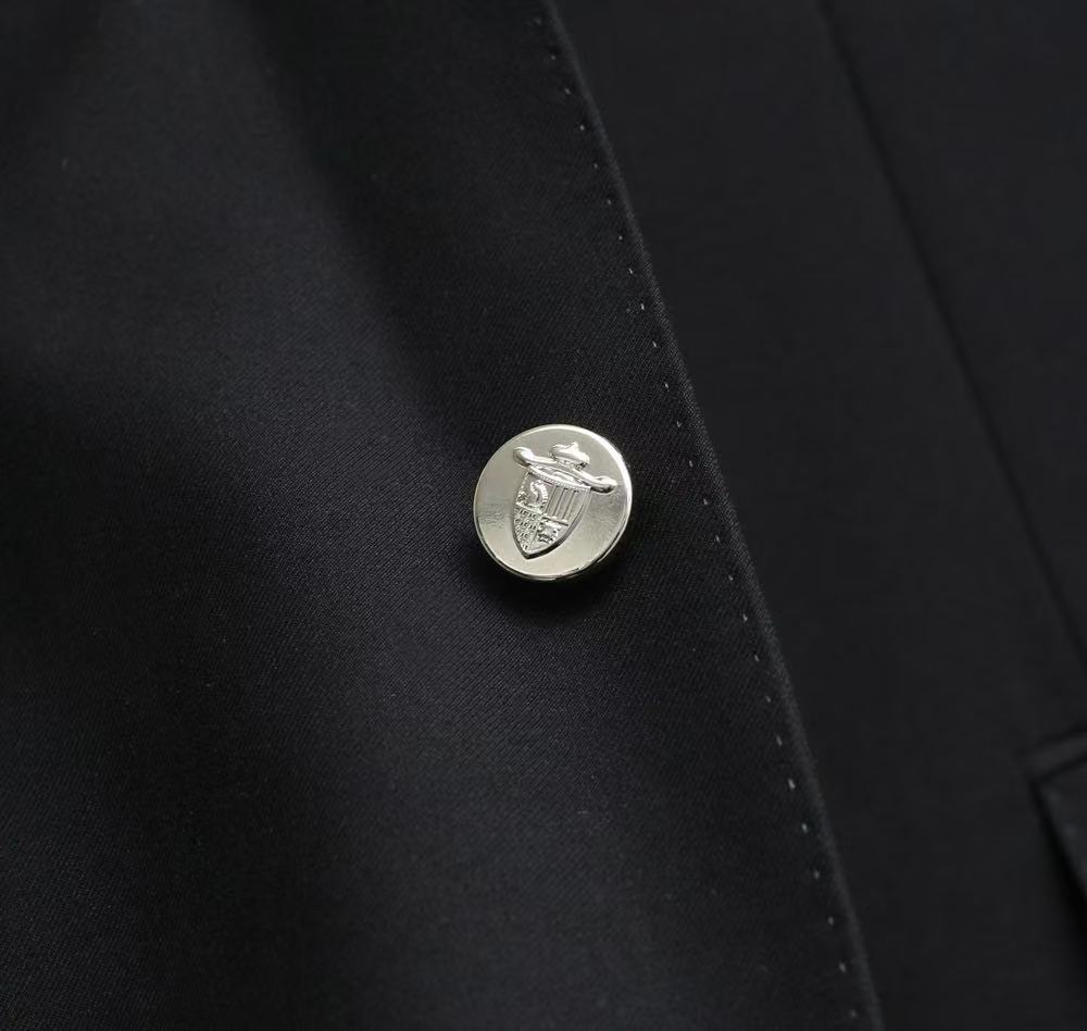 /套  芬迪新款套装。2025新款休闲西装 芬迪最新徽章logo高密度刺绣针缝 彰显一贯低调奢华的风格 