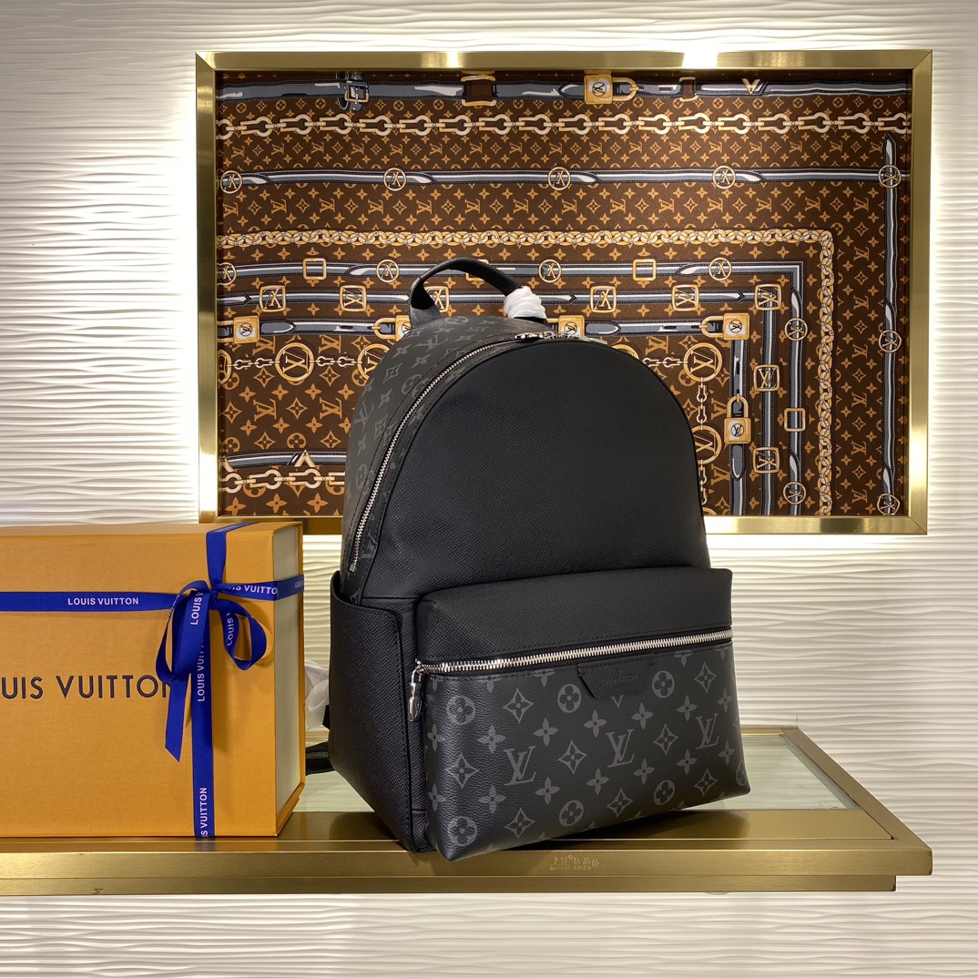 [Backpacks]Presents an elegant iconic look The finely embossed Taiga cowhide i
