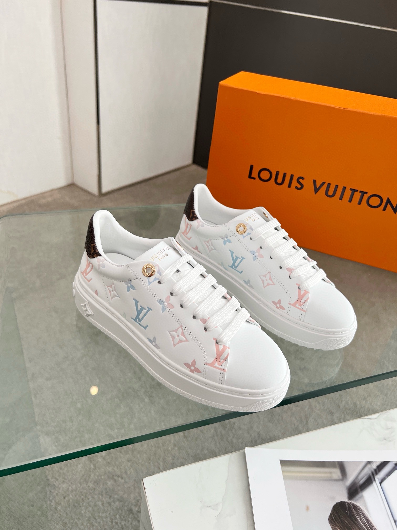 NO:231118,New models are available!  The official website has updated the LV white shoes. Limited style Time Out sneakers are embossed with cowhide leather and classic Monogram patterns, which celebrate the Chinese Valentine's Day with a soft design. The Monogram canvas trim and inscription eyelets behind the shoes are marked with details, and the thickened outsole upgrades the trendy style. Size 35-41, men's style 38-45., casual shoes/sports shoes, louis vuitton, sneakers, cowhide19860909新款上新！官网同步更新 LV小白鞋 限定款 Time Out 运动鞋为牛皮革压印经典 Monogram 图案,以柔美设计致意七夕佳节.鞋后的 Monogram 帆布饰边和铭纹孔眼标注细节,加厚外底升级潮流格调. 尺码35-41, 男款38-45.,休闲鞋/运动鞋,louis vuitton,sneakers,cowhide,Women's Shoes