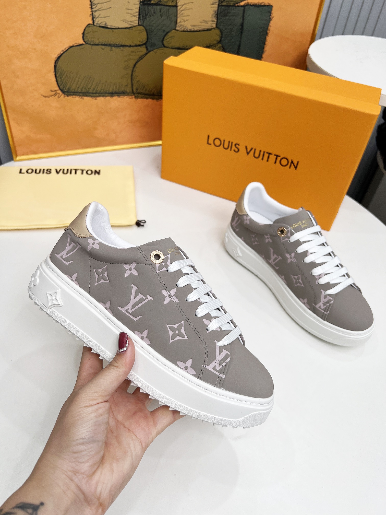 NO:231134,[Rose] [Rose] [Rose] [Celebration] [Celebration] [Celebration] Time Out sneakers are remade in Monogram embossed calfskin with a two-tone palette that highlight the iconic pattern. The sneakers are well known for their exquisite details, including natural leather trim on the back, with Louis Vuitton signature stamped on them. Its lifted rubber outsole is decorated with Monogram Flowers. Size 35-42, (size 34 and 42 can be customized), casual shoes/sneakers, louis vuitton, sneakers, cowhide19860909[玫瑰][玫瑰][玫瑰]上新[庆祝][庆祝][庆祝] 《Time Out》运动鞋采用Monogram压纹小牛皮重新制作,采用双色调色板,突显标志性图案.这款运动鞋以其精致的细节而闻名,包括背部的天然皮革装饰,上面烫印着路易威登的签名.其提升的橡胶外底装饰有Monogram Flowers. 码数35-42码,（34和42码可订做）,休闲鞋/运动鞋,louis vuitton,sneakers,cowhide,Women's Shoes