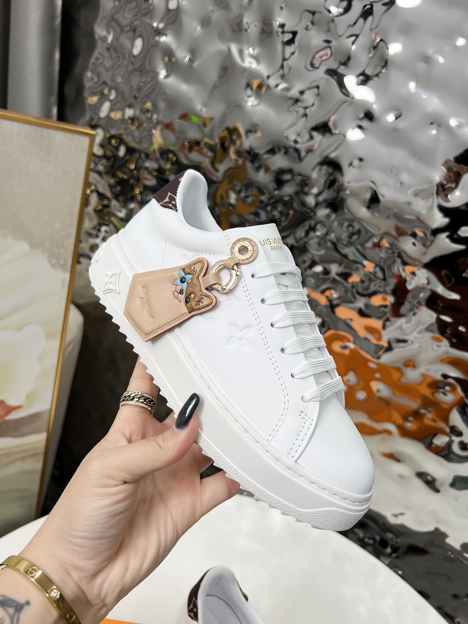 NO:231121,New, LV White Shoes This iconic Time Out sneaker is made of soft calfskin, with Monogram patterns imprinted in some areas. The novel detailed design adds a highlight to it, especially a key bell with an animal smiley face made of natural calfskin. The back of the shoe is decorated with Monogram canvas and engraved with gold-toned eyelets, which further enhances the texture of the design. Size 35-42, (size 34 and 42 can be customized), casual shoes/sneakers, louis vuitton, sneakers, cowhide19860909上新,LV小白鞋 这款标志性的Time Out运动鞋采用柔软的小牛皮制成,部分区域压印了Monogram图案.新颖的细节设计为它增添了亮点,尤其是用天然小牛皮制作的一个带有动物笑脸的钥匙铃铛.鞋后部采用Monogram帆布装饰,并刻有金色调的孔眼,进一步提升了这款设计的质感. 码数35-42码,（34和42码可订做）,休闲鞋/运动鞋,louis vuitton,sneakers,cowhide,Women's Shoes