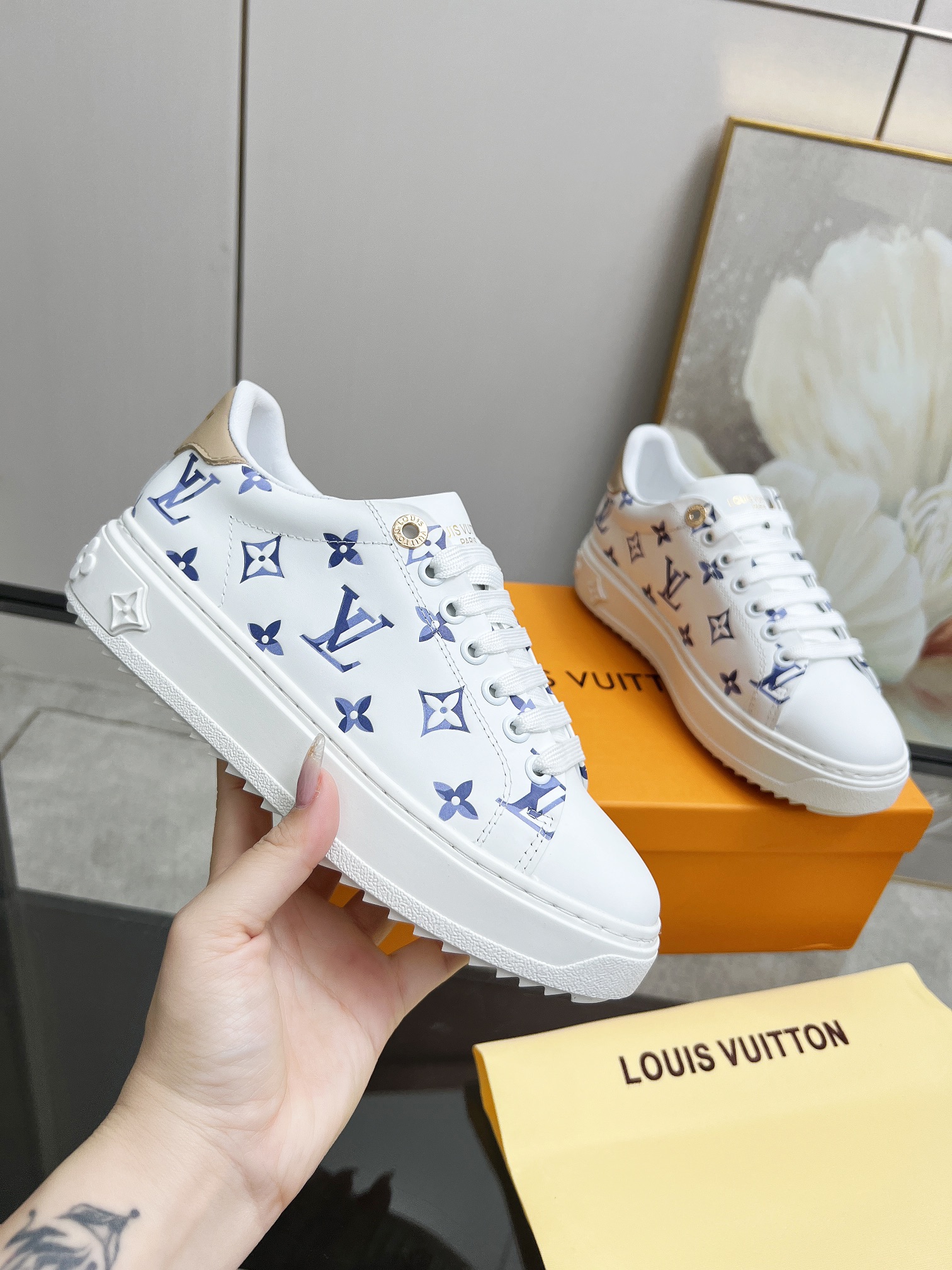 NO:261696,This LV white shoes, this time out sneakers are reinterpreted with silk cowhide leather, embellished with Monogram embossed pattern, and printed craftsmanship to create exquisite watercolor effects. The thickened outsole continues the classic design, and is paired with engraved gold lace perforations, the design is perfect. The women's model is 35-41 