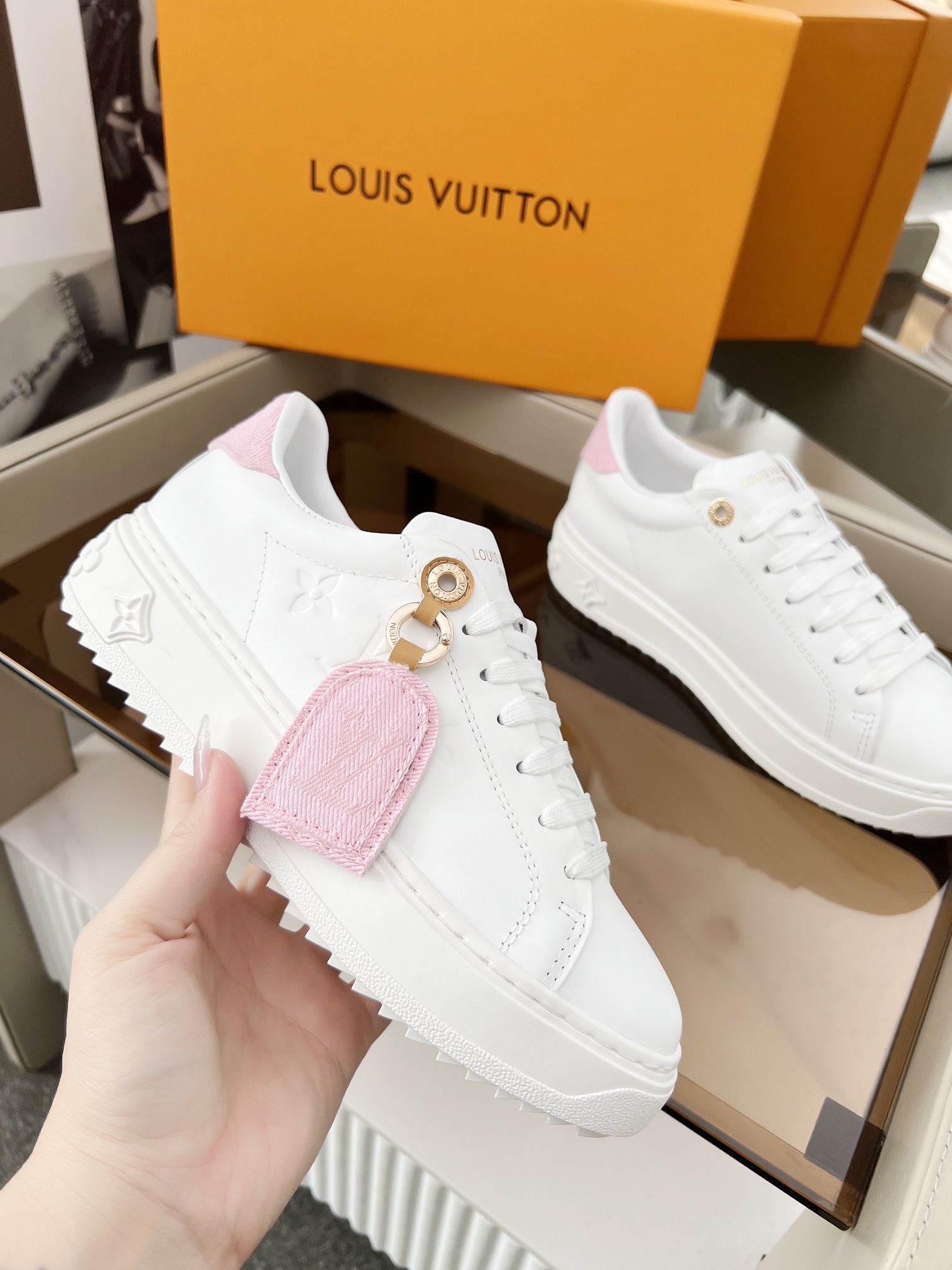 NO:261699,LV Little White Shoes This Time Out sneaker combines smooth calfskin and letter combination denim decoration. Referring to the travel heritage of the house, the upper is decorated with a luggage-style label, which is hung on a ring engraved with gold tones. This classic model features an elevated rubber outsole with monogram flowers. Size 35-42, (size 34 and 42 can be customized), casual shoes/sports, louis vuitton, sneakers, ring, cowhide19860909LV小白鞋这款Time Out运动鞋结合了光滑的小牛皮和字母组合牛仔布装饰.参照房屋的旅行遗产,鞋面装饰有行李风格的标签,该标签悬挂在刻有金色色调的戒指上.这款经典车型采用高架橡胶外底,饰有会标花. 码数35-42码,（34和42码可订做）,休闲鞋/运动鞋,louis vuitton,sneakers,ring,cowhide,Women's Shoes