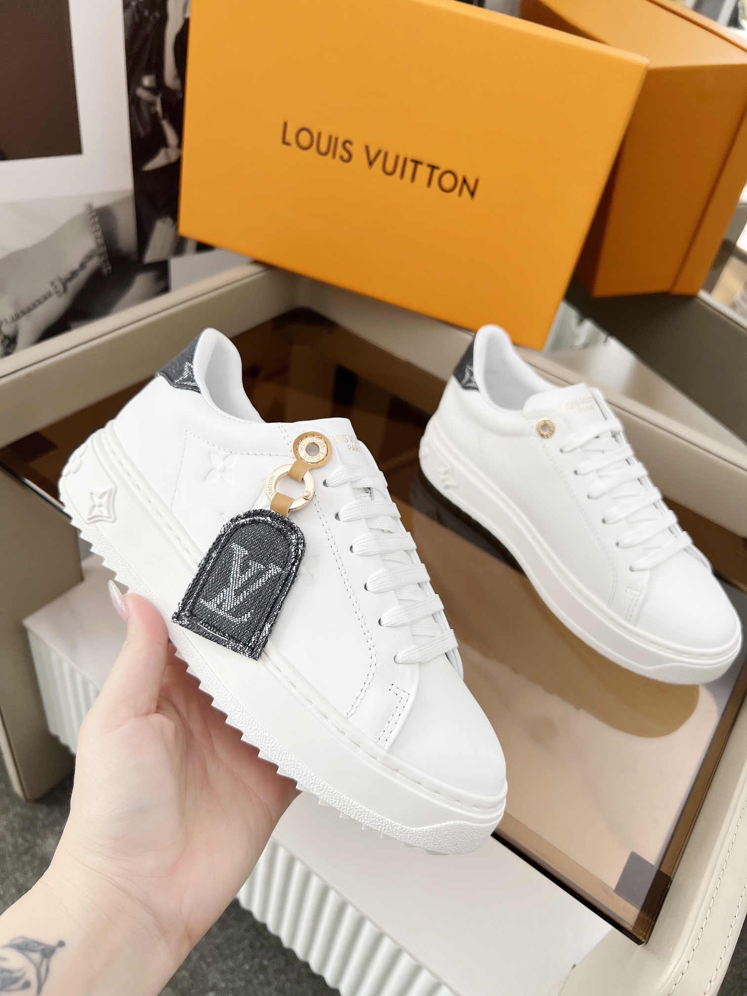 NO:261702,LV Little White Shoes This Time Out sneaker combines smooth calfskin and letter combination denim decoration. Referring to the travel heritage of the house, the upper is decorated with a luggage-style label, which is hung on a ring engraved with gold tones. This classic model features an elevated rubber outsole with monogram flowers. Size 35-42, (size 34 and 42 can be customized), casual shoes/sports, louis vuitton, sneakers, ring, cowhide19860909LV小白鞋这款Time Out运动鞋结合了光滑的小牛皮和字母组合牛仔布装饰.参照房屋的旅行遗产,鞋面装饰有行李风格的标签,该标签悬挂在刻有金色色调的戒指上.这款经典车型采用高架橡胶外底,饰有会标花. 码数35-42码,（34和42码可订做）,休闲鞋/运动鞋,louis vuitton,sneakers,ring,cowhide,Women's Shoes