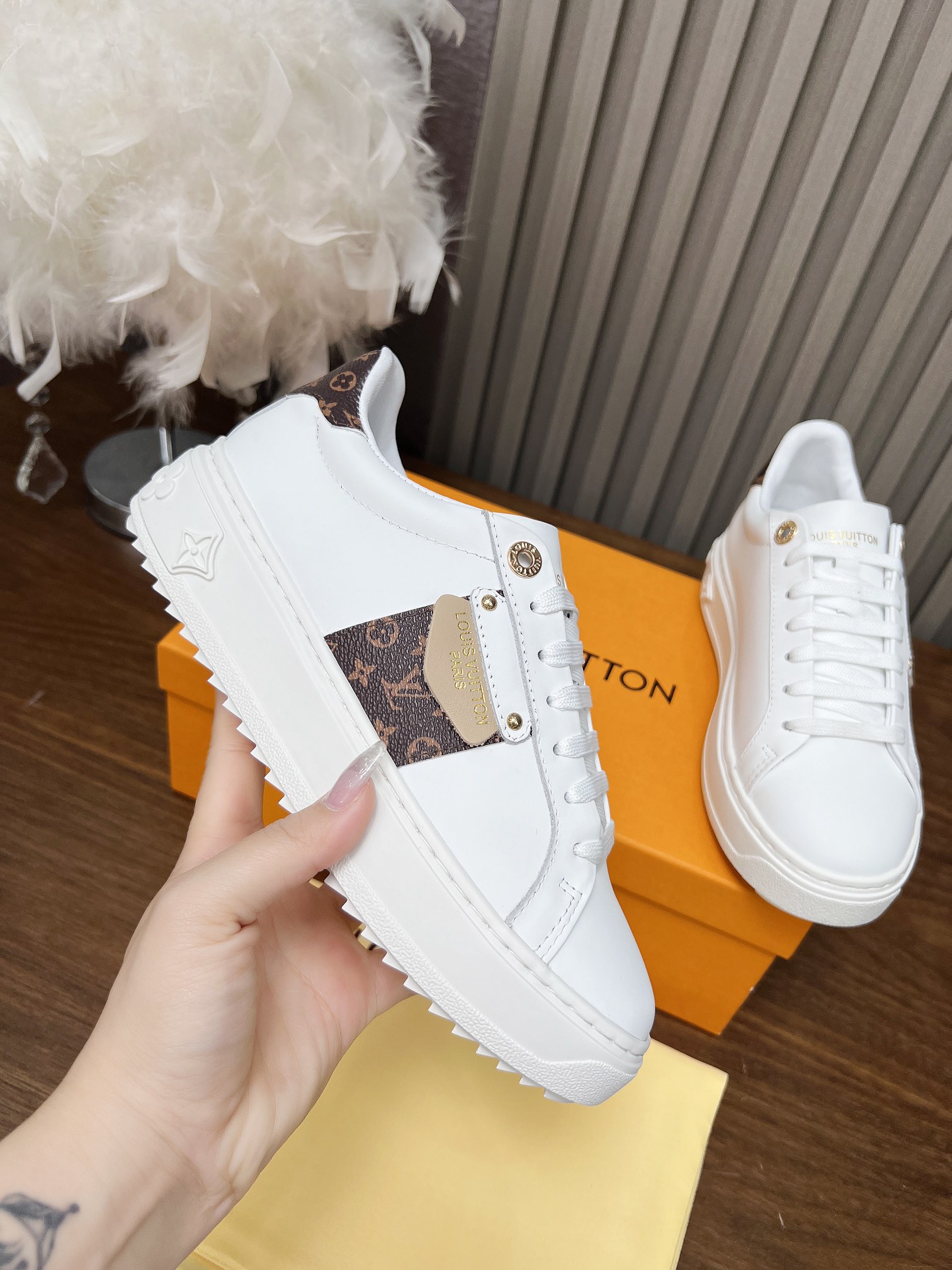 NO:261701,LV White Shoes Time Out sneakers are redesigned in smooth calfskin, and their exquisite details are inspired by the camera box bag: gold studs, a one-letter combination canvas and a natural leather label printed with Louis Vuitton signature. This iconic model is known for its elevated outsole and is decorated with monogram flowers. Size 35-42, (size 34 and 42 can be customized), casual shoes/sneakers, louis vuitton, louis vuitton, sneakers, cowhide19860909LV小白鞋Time Out运动鞋采用光滑的小牛皮重新设计,其精致的细节灵感来自相机盒包: 金色饰钉,一条字母组合帆布和一个印有路易威登签名的天然皮革标签.这款标志性车型以其高架外底而著称,并饰有会标花. 码数35-42码,（34和42码可订做）,休闲鞋/运动鞋,louis vuitton,louis vuitton,sneakers,cowhide,Women's Shoes