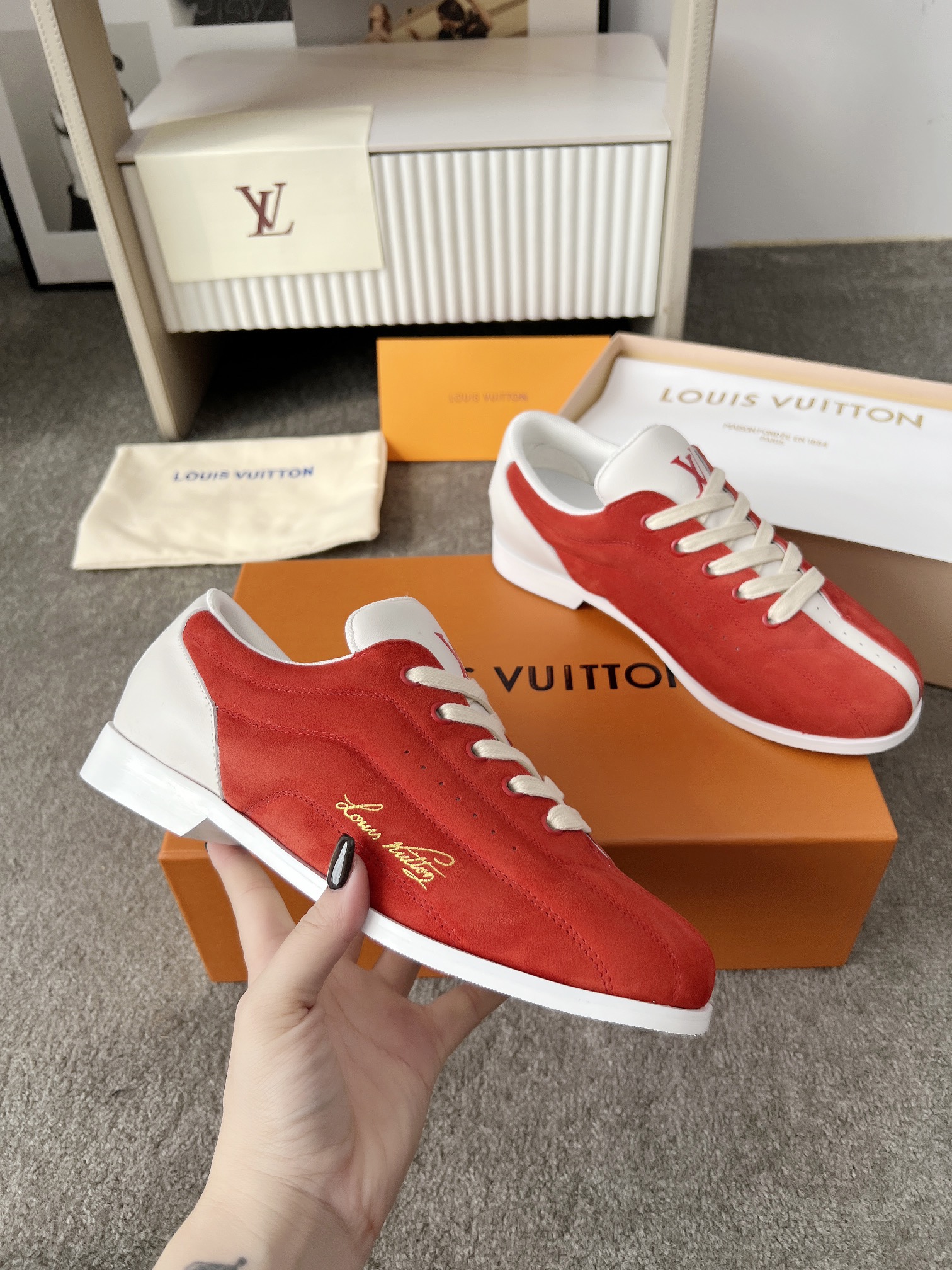 NO:388974,New models are available and updated simultaneously on the official website!  LV Bowling lace-up shoes incorporate unique sewing details into soft cowhide uppers, showing the inspiration of bowling shoes. The handwritten Louis Vuitton logo is imprinted on one side. Size 40~45, 5 colors are available!  Welcome to place an order [applause] [applause] [applause], casual shoes/sports shoes, louis vuitton, louis vuitton, sneakers, cowhide19860909新款上新 官网同步更新！ LV Bowling 系带鞋为柔软牛皮革鞋面融入别致缝制细节,展现保龄球鞋的灵感启发.手写体路易威登标识压印一侧. 码数40～45 ,5色可选！ 欢迎下单[鼓掌][鼓掌][鼓掌],休闲鞋/运动鞋,louis vuitton,louis vuitton,sneakers,cowhide,Women's Shoes