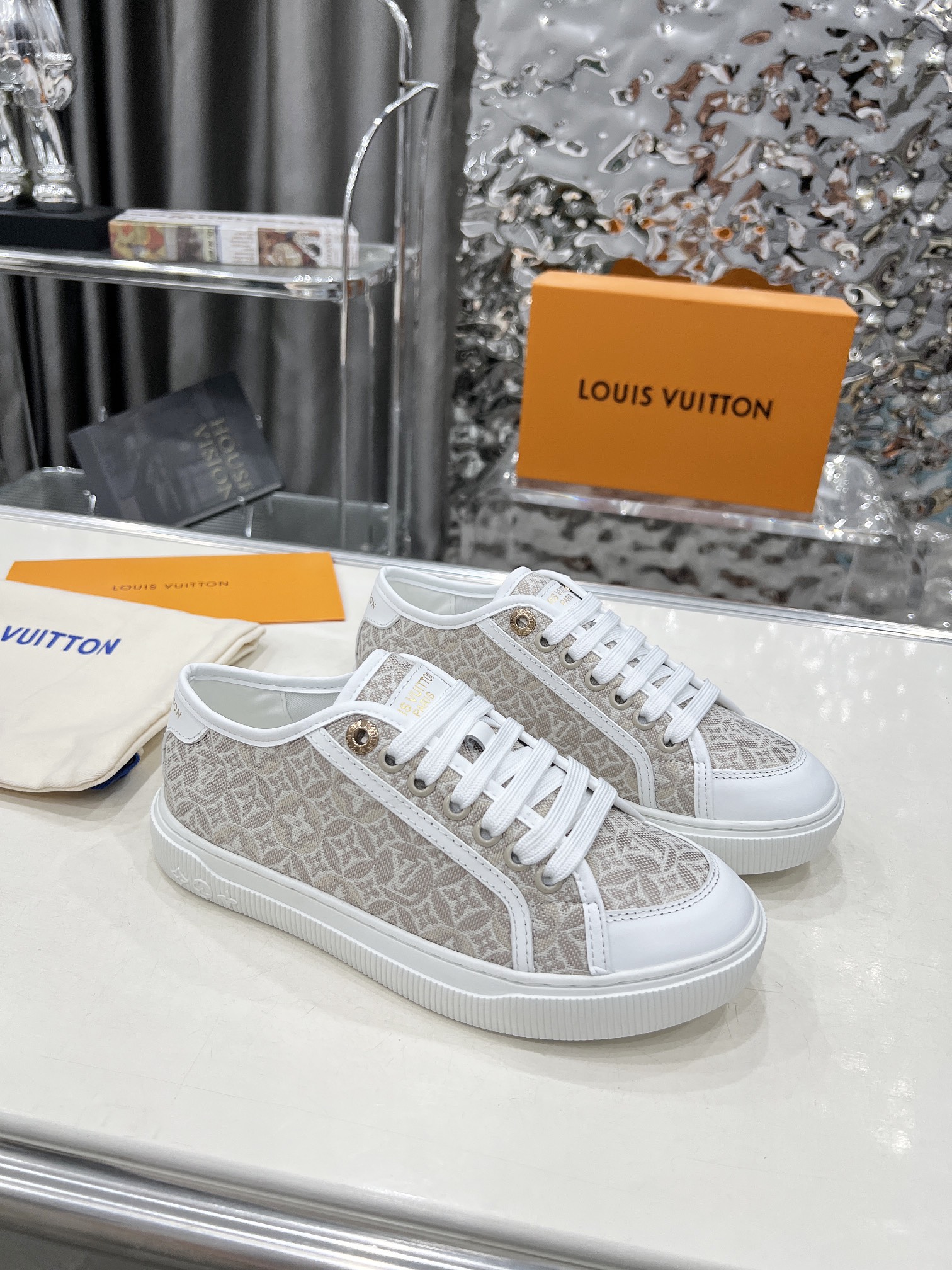 NO:357149,Real price will not be given any profit!  New Summer New Style This LV Lagoon sneakers depict geometric shapes of Monogram jacquard pattern. LV letters and Monogram flowers are used to express the summer atmosphere in a fashionable and simple configuration. The elegant shoelaces complement each other with rubber outsoles, and the leather trim expresses the Louis Vuitton logo. Size 35~41, multiple colors are available!  Oil edge + TPU bottom + aircraft box drawer box packaging, louis vuitton, louis vuitton, sneakers19860909实价不让利！上新 夏日新款 本款 LV Lagoon 运动鞋为 Monogram 提花织纹描绘几何形状 LV 字母与 Monogram 花卉,以时尚简约构型流露夏日气息.素雅鞋带与橡胶外底相得益彰,皮革饰边抒写路易威登标识. 码数35～41,多色可选！ 油边+TPU大底+飞机盒抽屉盒包装,,louis vuitton,louis vuitton,sneakers,Men's shoes