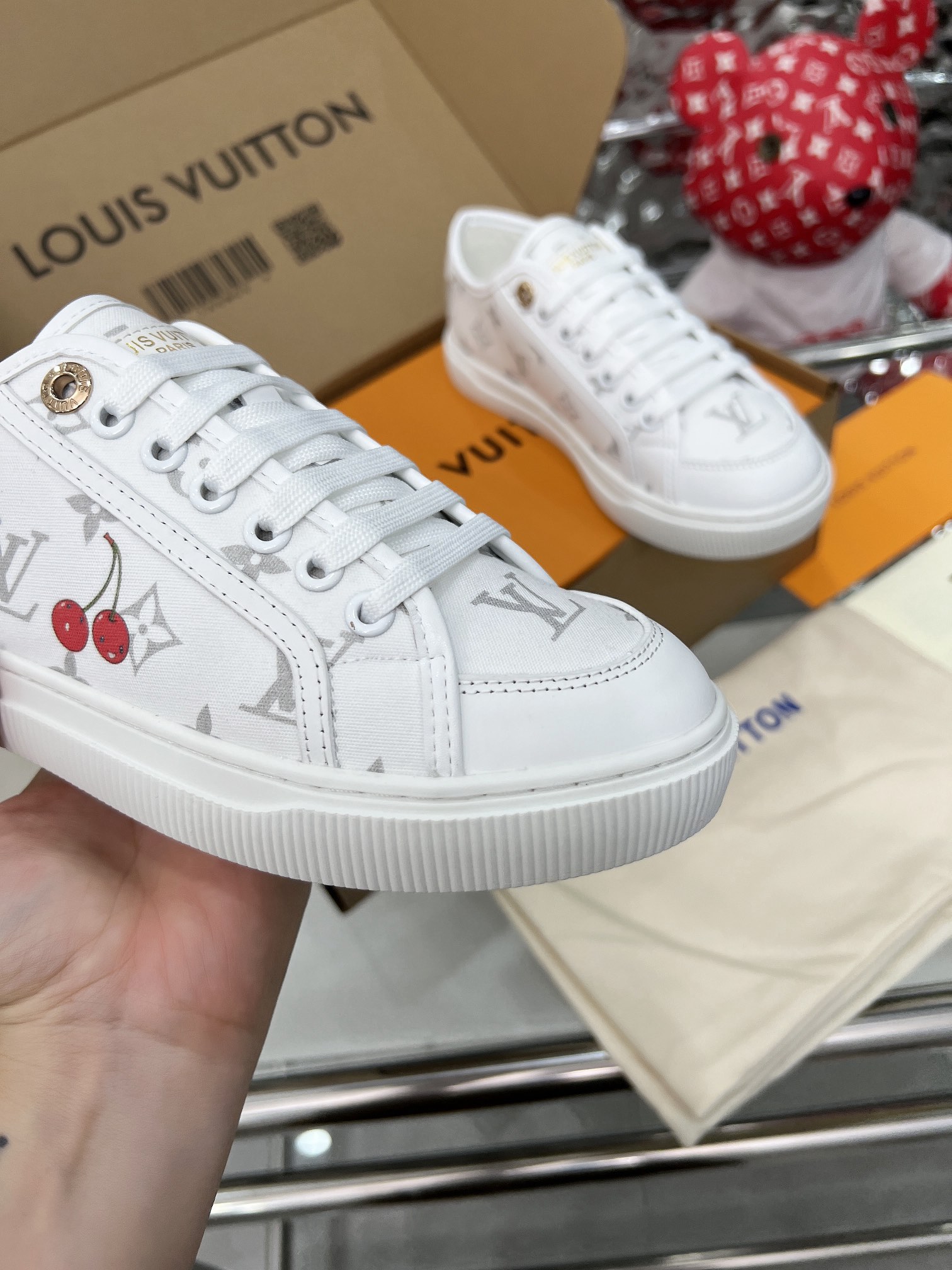[][][] [][][] LV Lagoon  x ， " "。Monogram  La parte superior de lona Monogram se empapa de los color