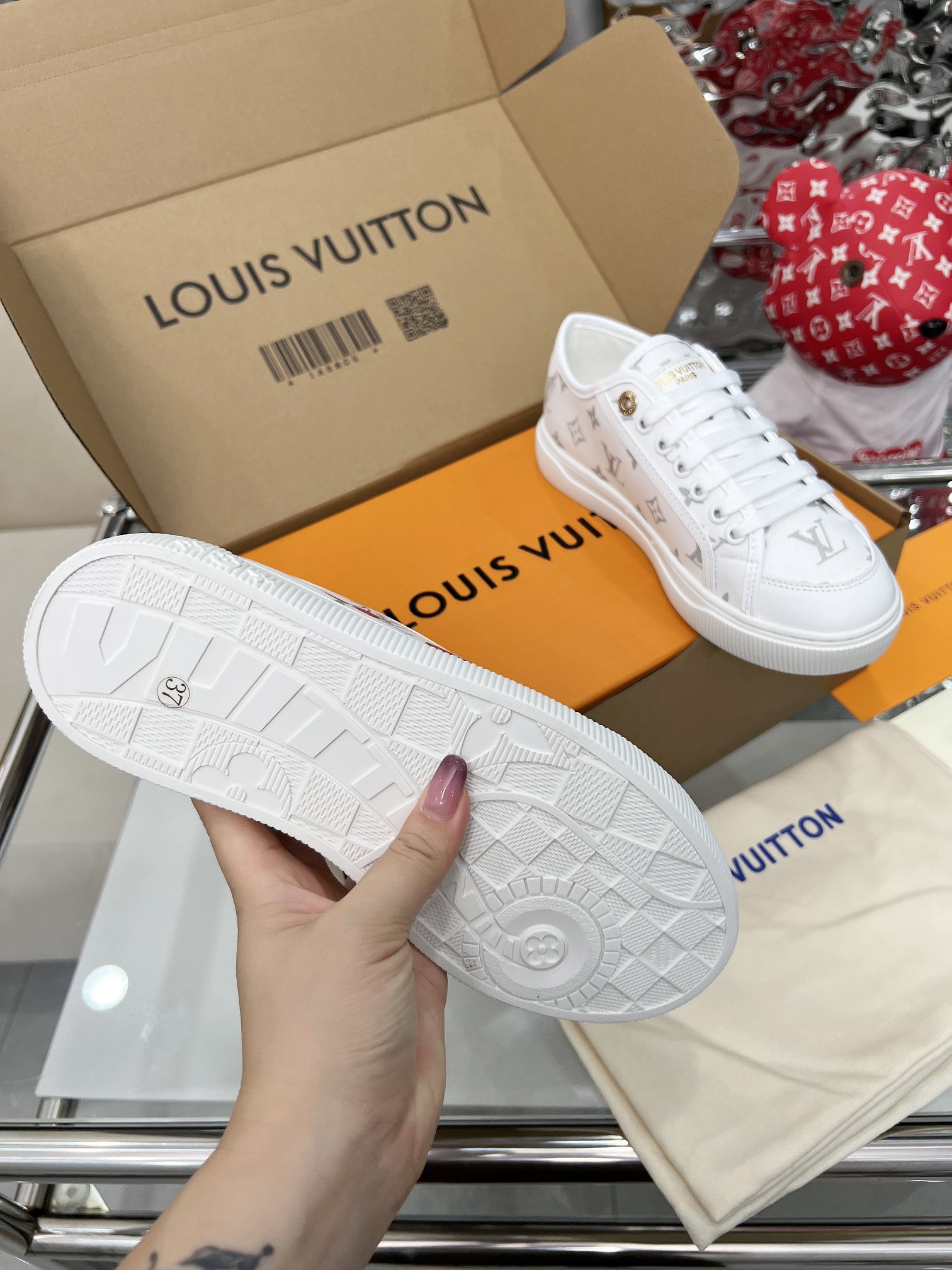 [][][] [][][] LV Lagoon  x ， " "。Monogram  La parte superior de lona Monogram se empapa de los color