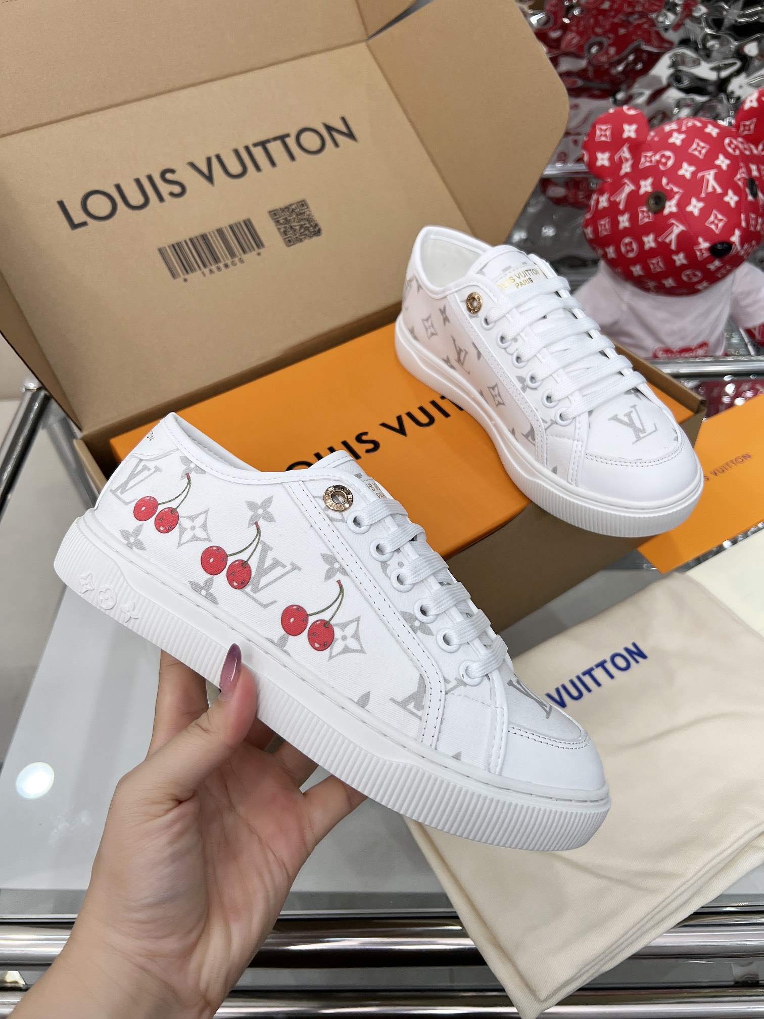[][][] [][][] LV Lagoon  x ， " "。Monogram  La parte superior de lona Monogram se empapa de los color