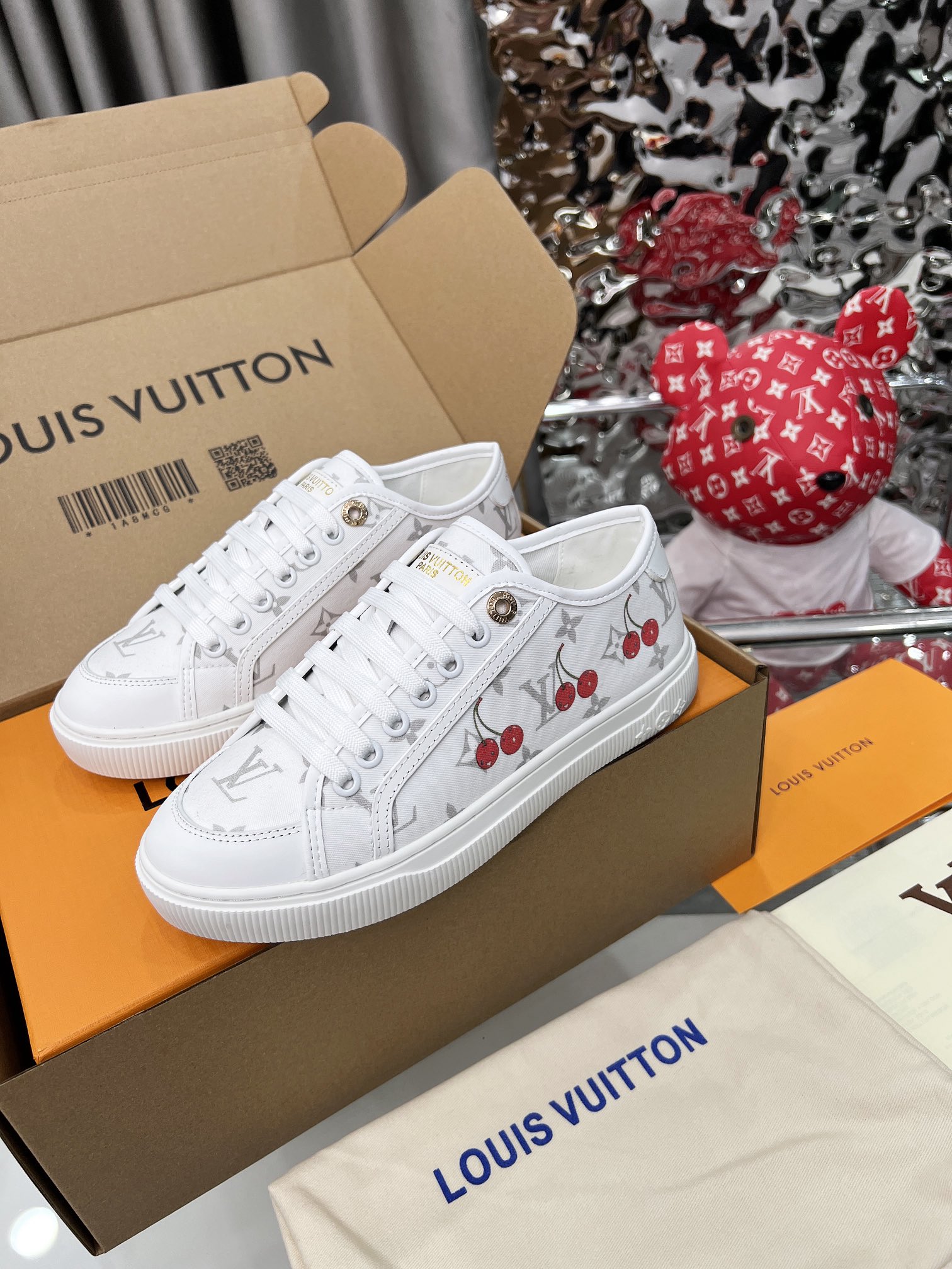 [][][] [][][] LV Lagoon  x ， " "。Monogram  La parte superior de lona Monogram se empapa de los color