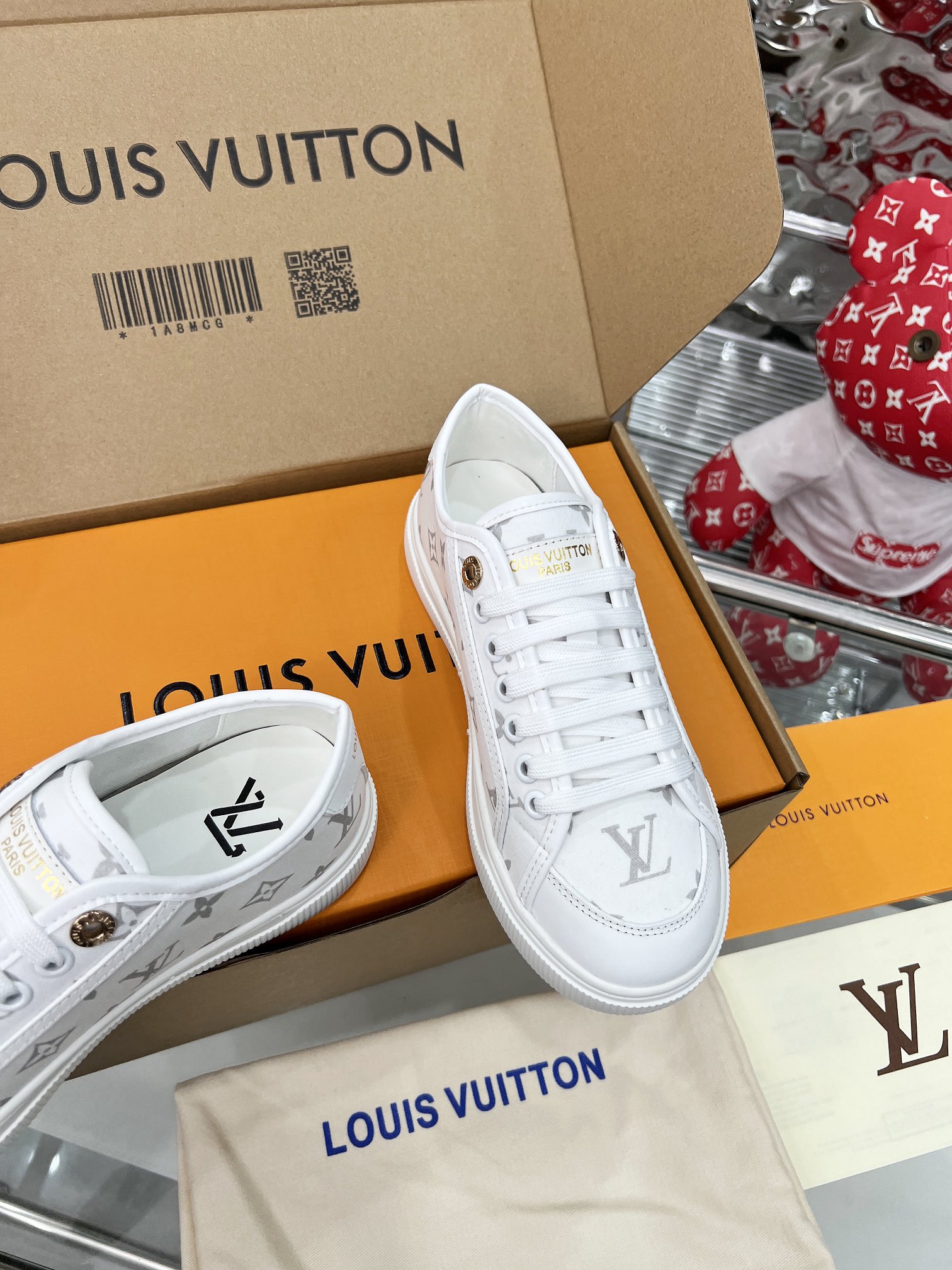[][][] [][][] LV Lagoon  x ， " "。Monogram  La parte superior de lona Monogram se empapa de los color