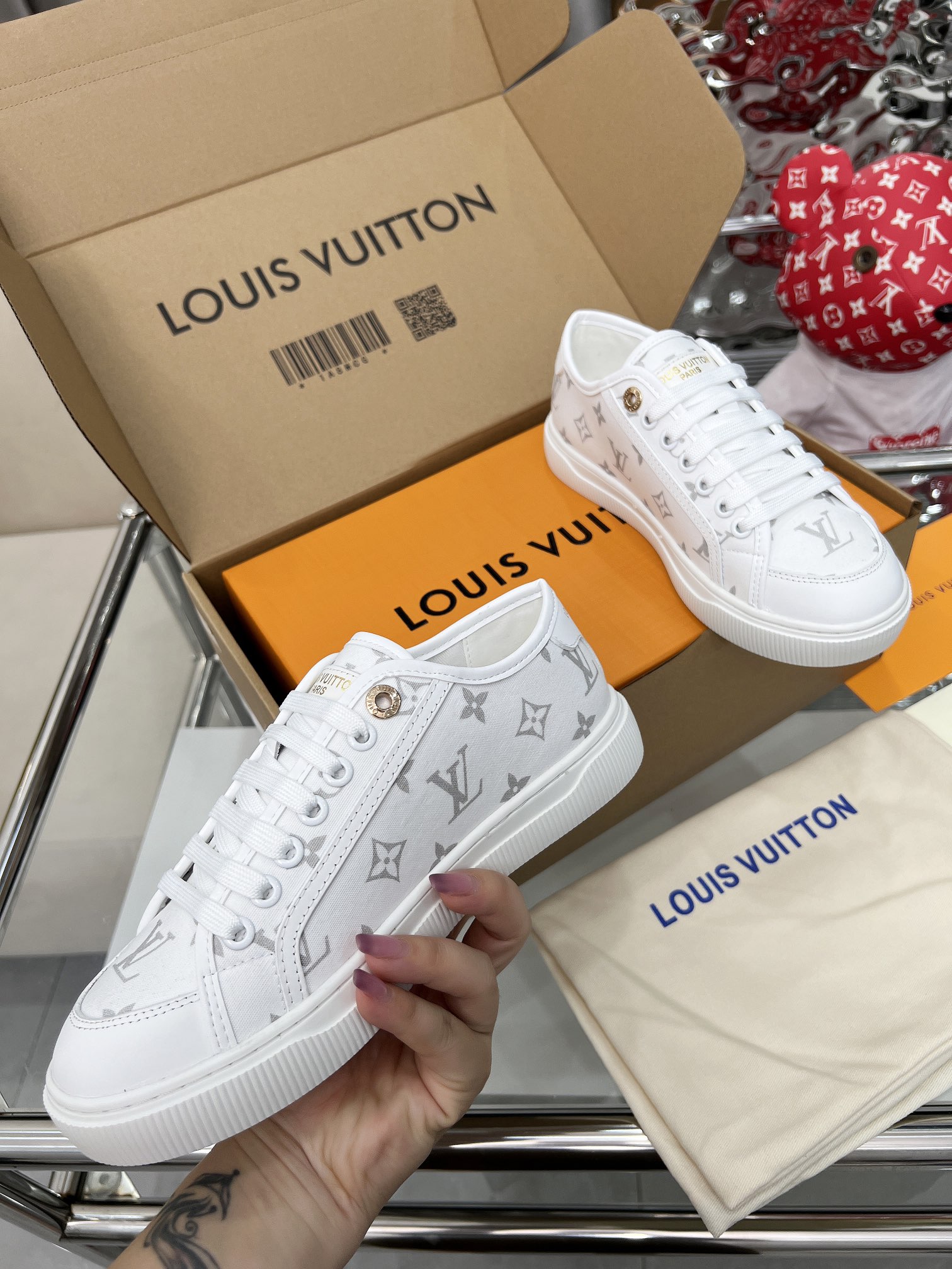 [][][] [][][] LV Lagoon  x ， " "。Monogram  La parte superior de lona Monogram se empapa de los color