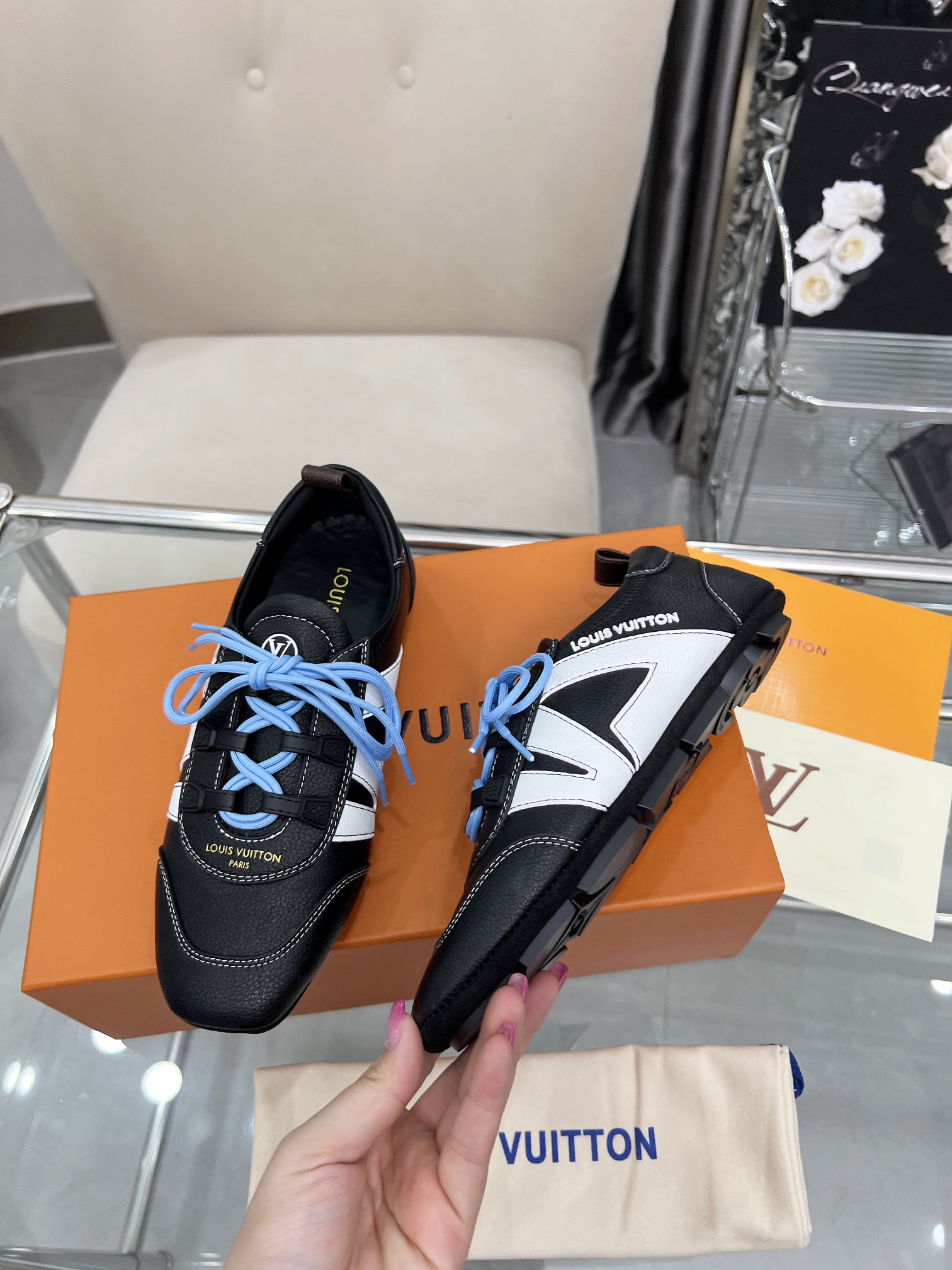 NO:357134,Real price will not be given any profit!  New hits!  This LV Sneakerina ballet sneakers combine sheepskin and suede leather and other materials to create creative ideas to condense the comfortable texture of sneakers and the light structure of ballet shoes. The bright lace decoration, side LV logo and flexible TPU outsole perfect the overall. Size 35~41; the color continues to be updated...,,louis vuitton,sneakers,cowhide,sheepskin19860909实价不让利！上新 爆款 ！ 本款 LV Sneakerina 芭蕾运动鞋融合羊皮革和绒面牛皮革等材质,以创意巧思凝聚运动鞋的舒适质感和芭蕾舞鞋的轻盈结构.莹亮鞋带装饰、侧面 LV 标识和柔韧 TPU 外底完善整体. 码数35～41；颜色持续更新中……,,louis vuitton,sneakers,cowhide,sheepskin,Men's shoes