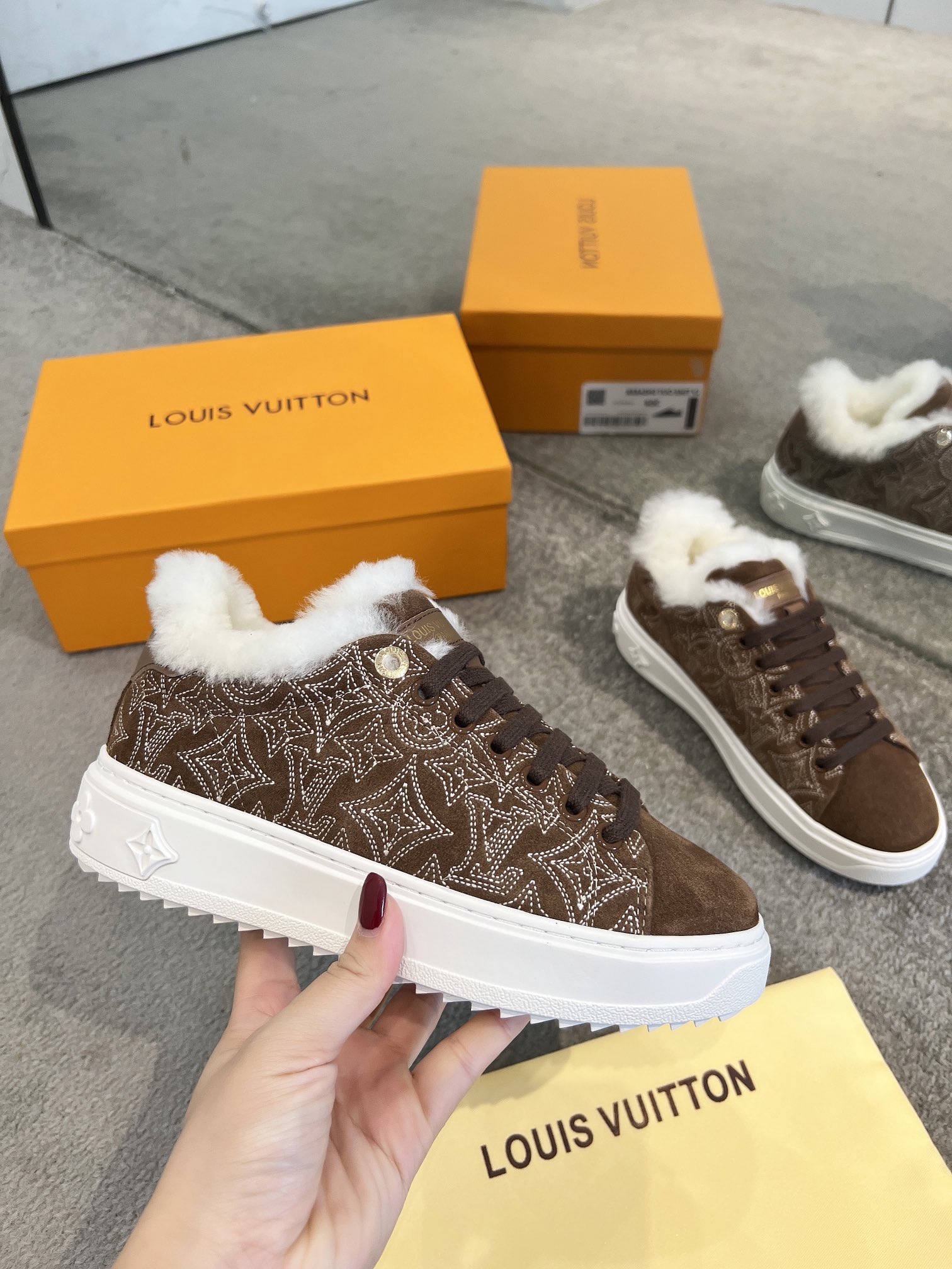 NO:558313,[L Home] Women's model, sizes 35 to 41 (34 and 42 are custom-made and non-returnable) The 2025 iteration of the Time Out sneakers, designed for cold weather, is made of Monogram embroidered LV goatskin and lined with comfortable wool. This iconic style features an elevated sole decorated with Monogram Flowers. Its details are exquisite, including leather decorations with the Louis Vuitton logo on the back. Colors: black, apricot, brown, Louis Vuitton  vuitton,louis vuitton,louis vuitton,sneakers,sheepskin19860909【L家】 女款,码数35～41（34、42定做不退换） 2025这款Time Out运动鞋的迭代版本,专为寒冷天气设计,采用Monogram刺绣Lv 山羊皮材质,内衬为舒适的羊毛材质.这款标志性的款式以其提升的鞋底为特色,装饰有Monogram Flowers图案.其细节处理十分精致,包括背面带有路易威登标识的皮革装饰. 颜色黑色 杏色 棕色,,louis vuitton,louis vuitton,louis vuitton,sneakers,sheepskin,Men's shoes