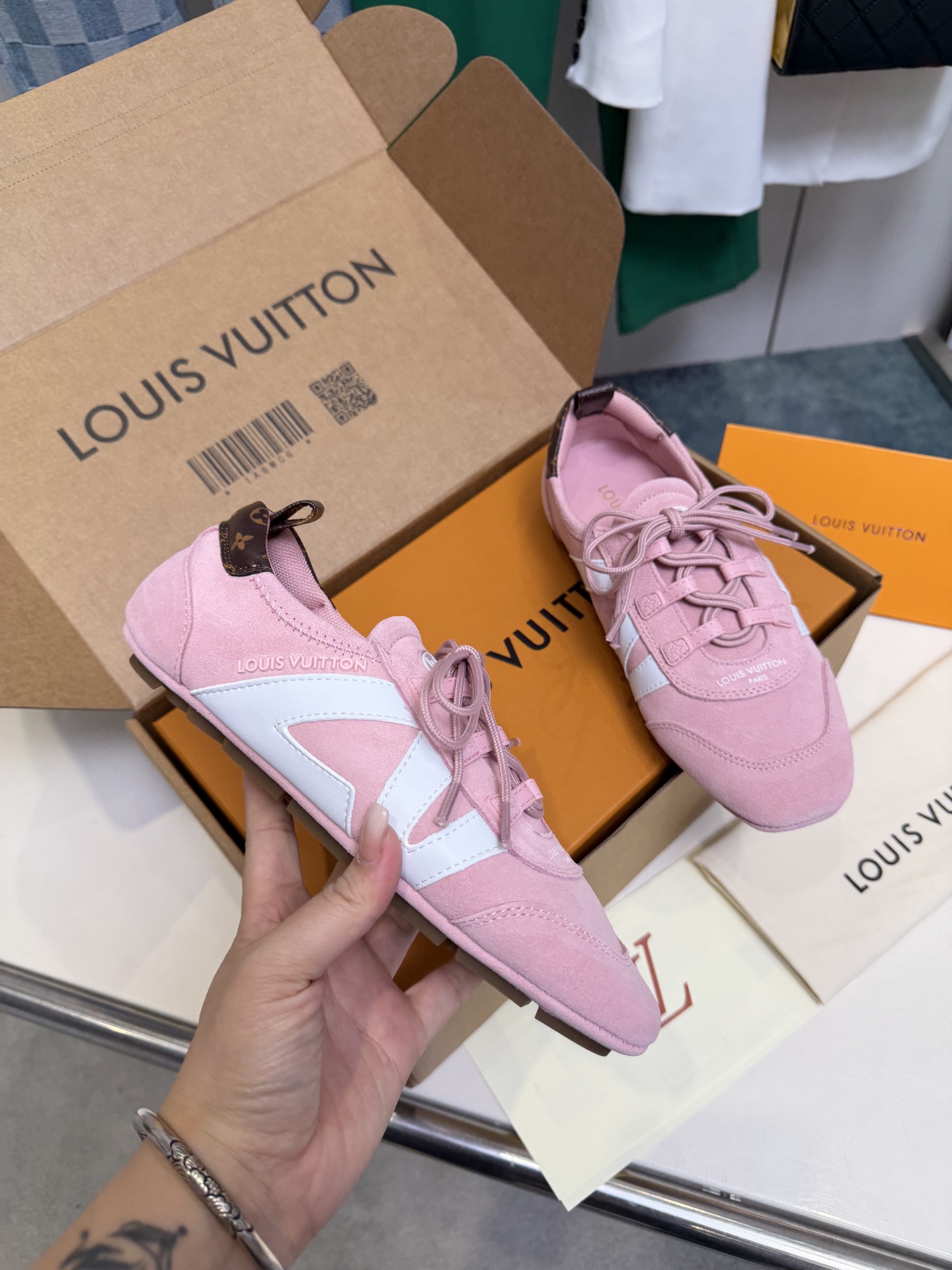 NO:887336,New at an affordable price. This LV Sneakerina slingback ballet sneaker is made of soft cow leather, with Monogram canvas LV letters on the side. Sacchetto craftsmanship creates an easy to put on and take off configuration, and the injection molded TPU outsole ensures flexibility and lightness. Size 35~41, colors are being updated...,, louis vuitton, sneakers, cowhide19860909实价上新 本款 LV Sneakerina 露跟芭蕾运动鞋取材柔软牛皮革,侧面活力点缀 Monogram 帆布 LV 字母.Sacchetto 工艺打造简易穿脱构型,注塑 TPU 外底确保柔韧轻盈. 码数35～41、颜色陆续更新中……,,louis vuitton,sneakers,cowhide,Men's shoes