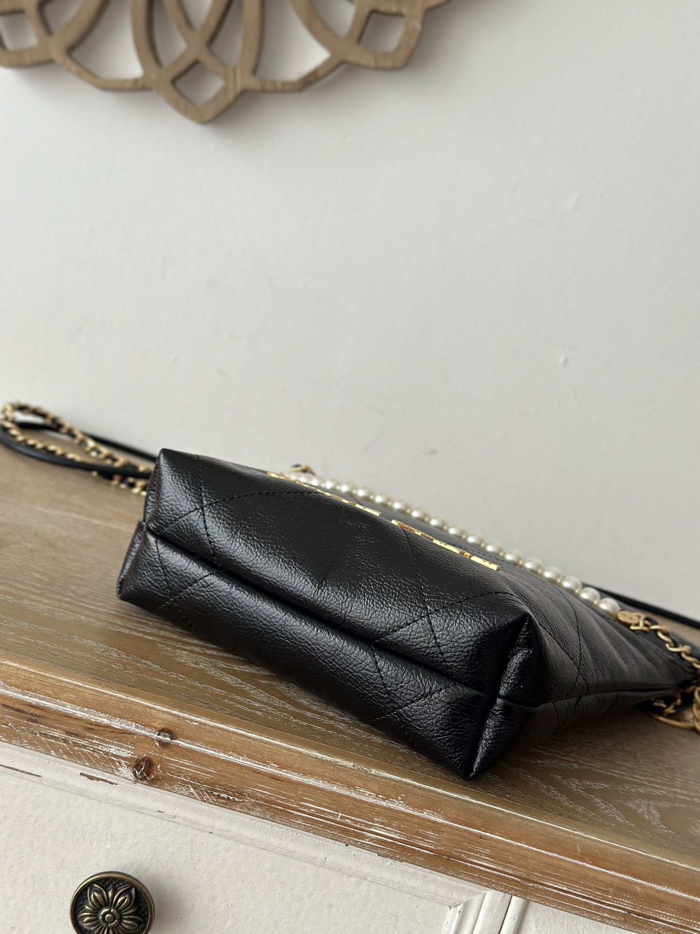 Женская сумка Chanel Mini 22 с жемчужной цепью и золотой отделкой