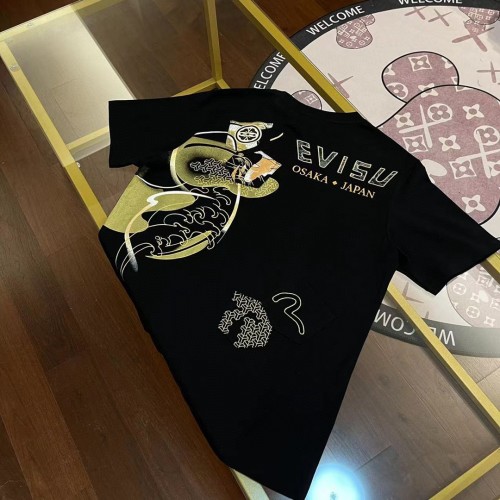 EVISU T-shirt Noir avec Broderie Carpe Koï et Motifs Japonais 1 EVISU T-shirt Noir avec Broderie Carpe Koï et Motifs Japonais