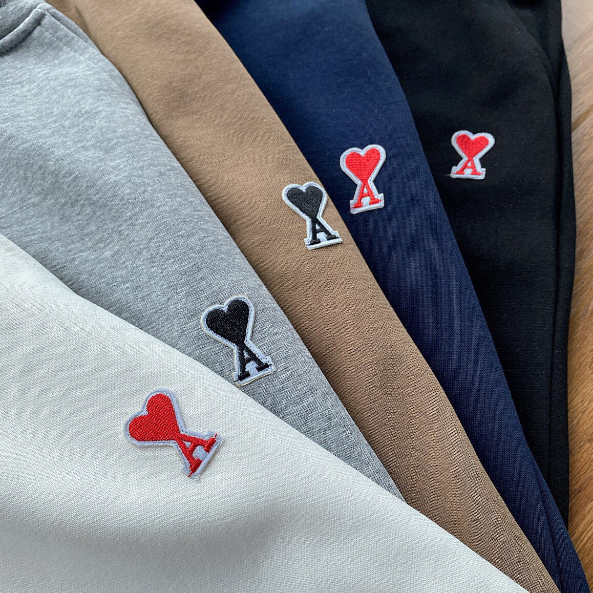 Ami Paris Pantalones Cortos Clásicos con Bordado de Corazón para Hombre 9 i1747470085460 2808 0 7