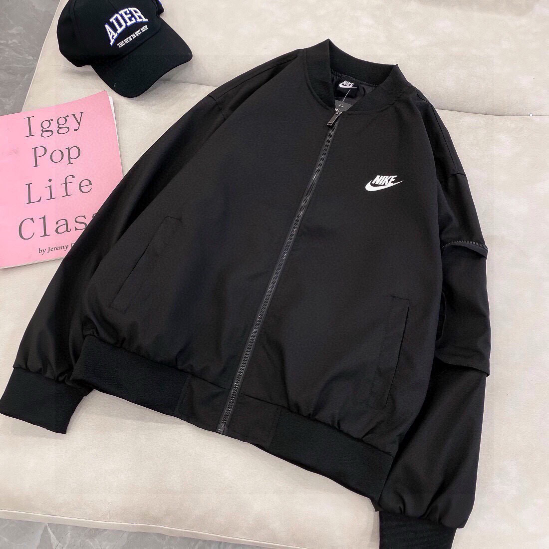 Chaqueta Bomber Nike: Estilo Clásico con Detalles Modernos y Funcionalidad 3 i1752643451084 2035 0 1