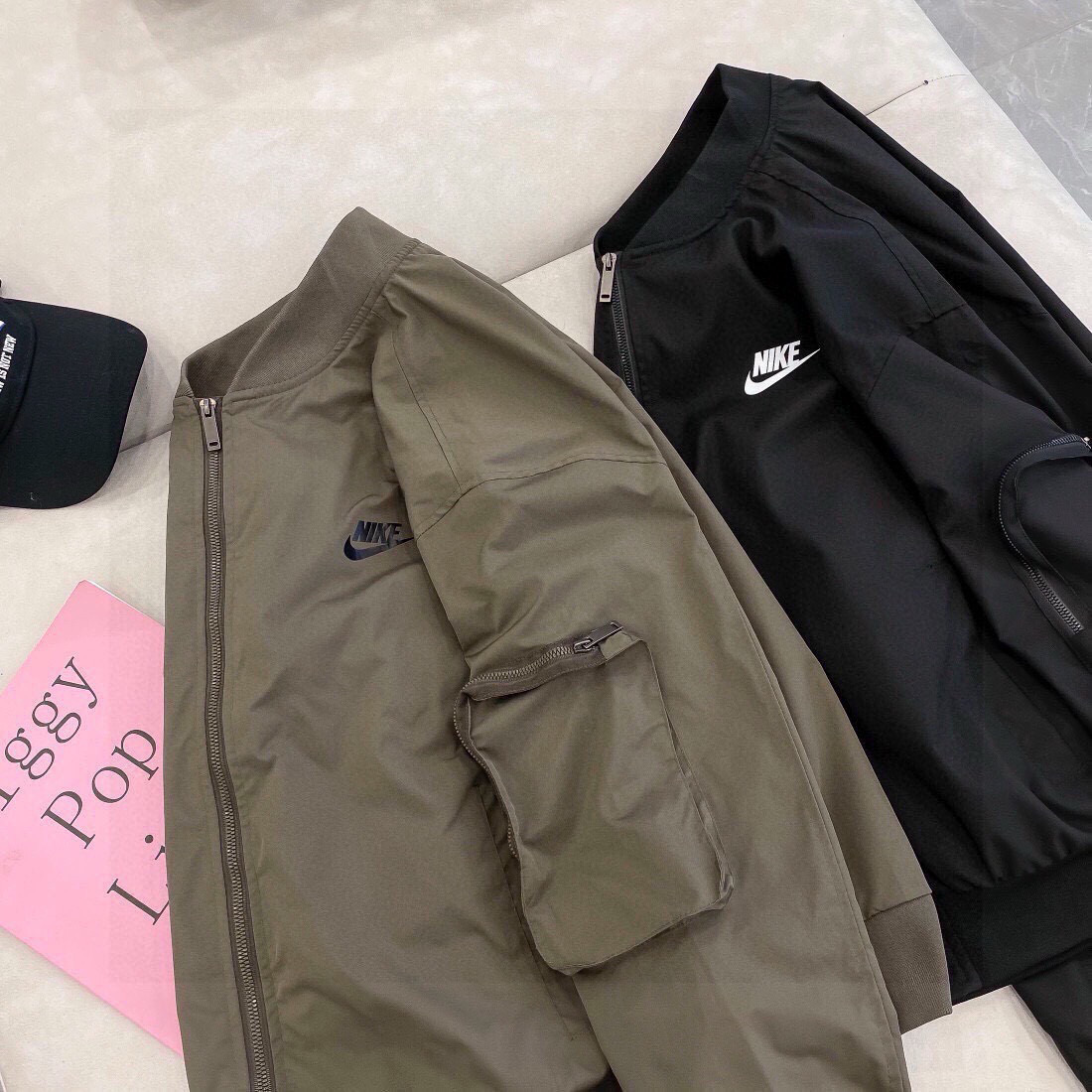 Chaqueta Bomber Nike: Estilo Clásico con Detalles Modernos y Funcionalidad 5 i1752643451084 2307 0 3