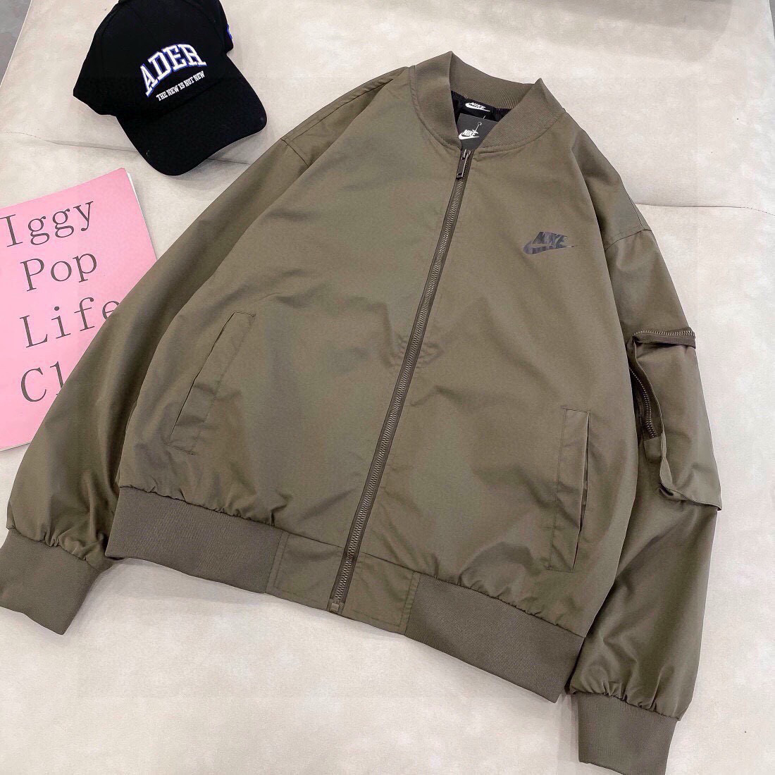 Chaqueta Bomber Nike: Estilo Clásico con Detalles Modernos y Funcionalidad 4 i1752643452476 5481 0 2