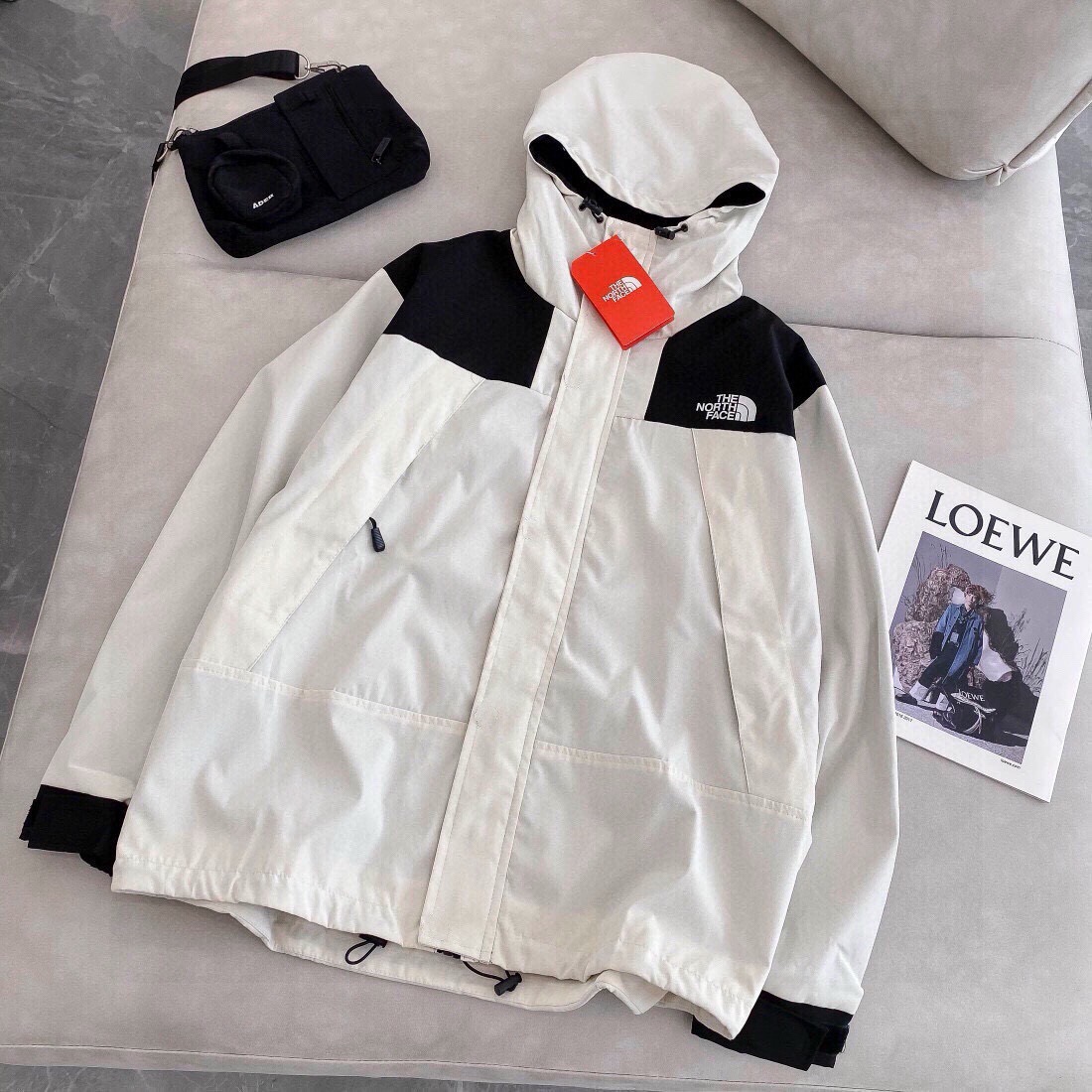 🛒150💰『常熟纯原高端货』✅每日新品上新,质量品质放心,三标齐全版本,The North Face北面AW双色专柜爆款拼接冲锋衣 外套情侣款#爆款来袭🔥
🌟采用出口级聚酯纤维加密防风歪布 防水涂层无惧春季雨天气!可调节袖口&连帽细节♥️给你算无遗漏的潮流!
优质胸口印花logo 三标齐全 细节到位 安排 转发爆单💥
颜色:黑色 绿色 白色
尺码:M-2XL
M:肩宽61.5胸围124衣长70袖长54
L: 肩宽63胸围128衣长72袖长55.5
XL:肩宽64.5胸围132衣长 74袖长57
2XL:肩宽66胸围136衣长 76袖长58.5
